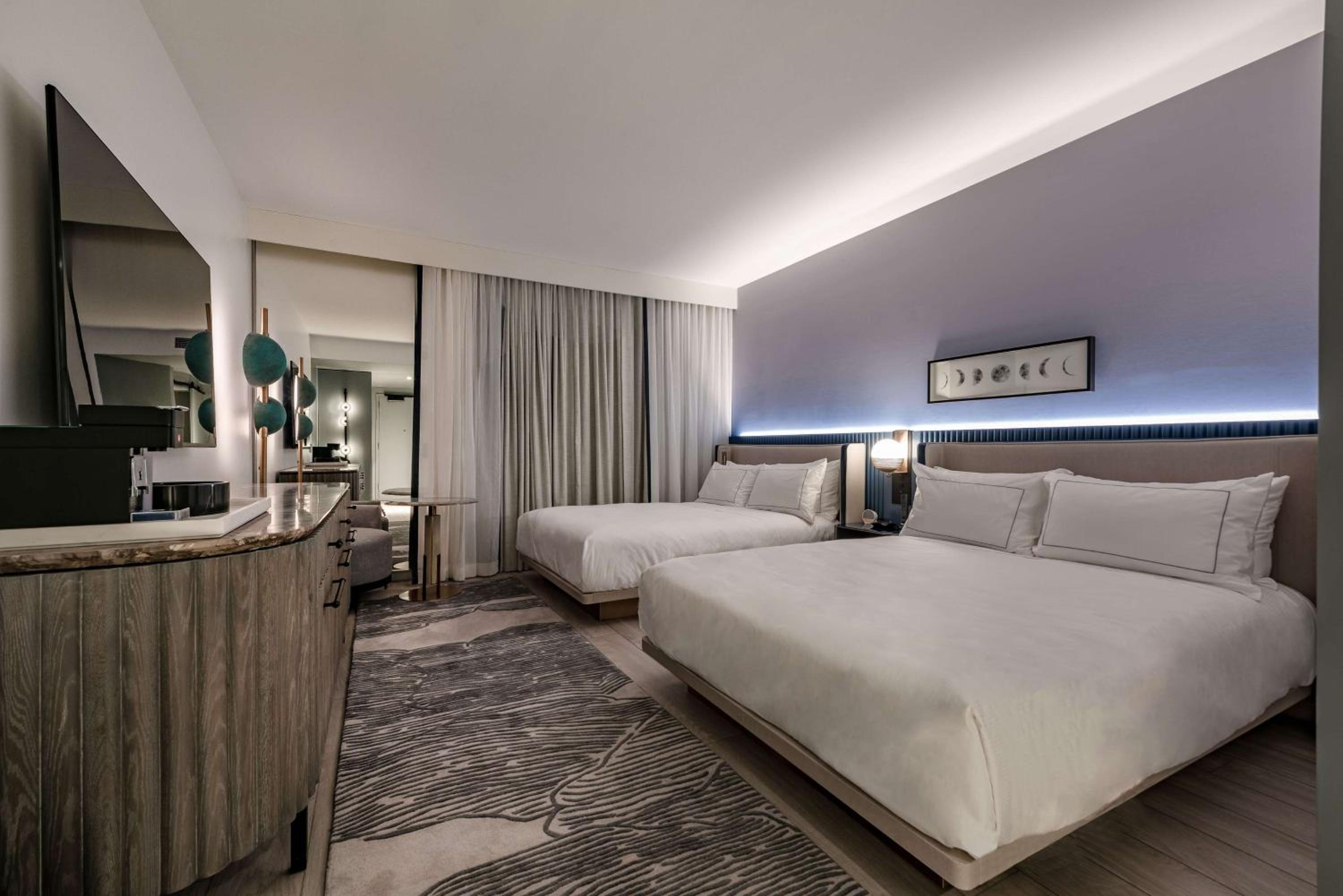 Queen Room with Two Queen Beds - Photo 3