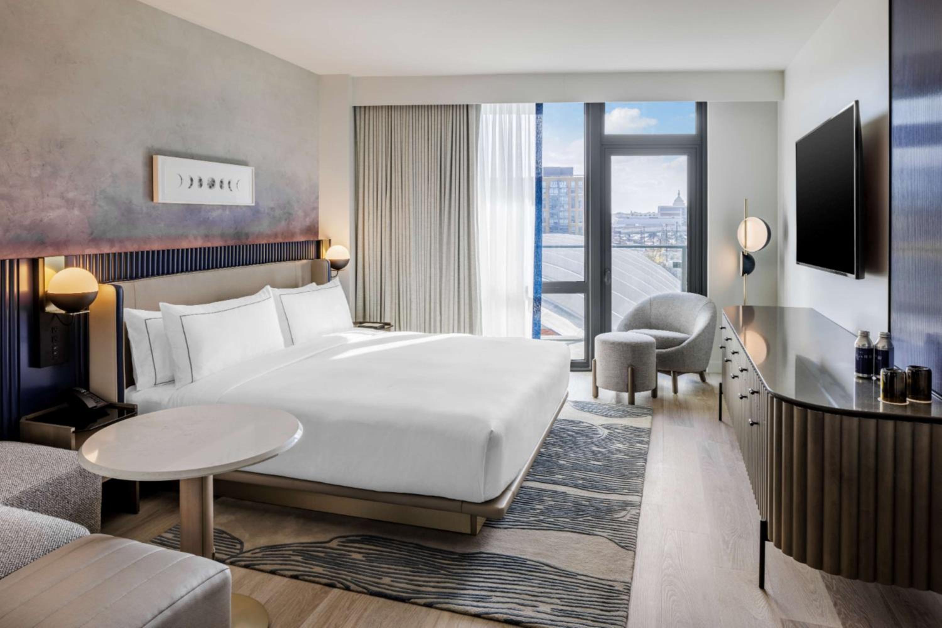 King Room with Balcony - Photo 12