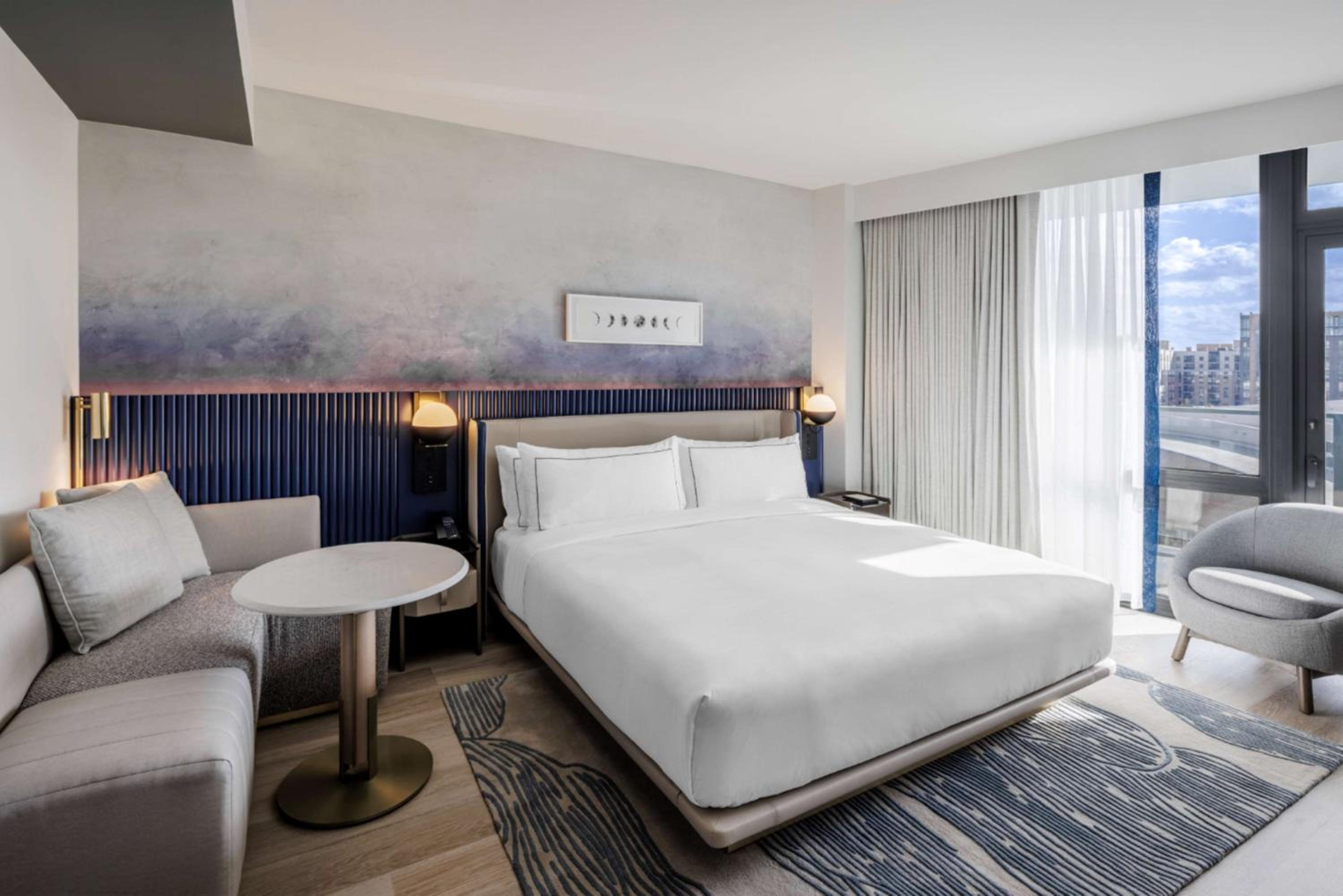 King Room with Balcony - Photo 9