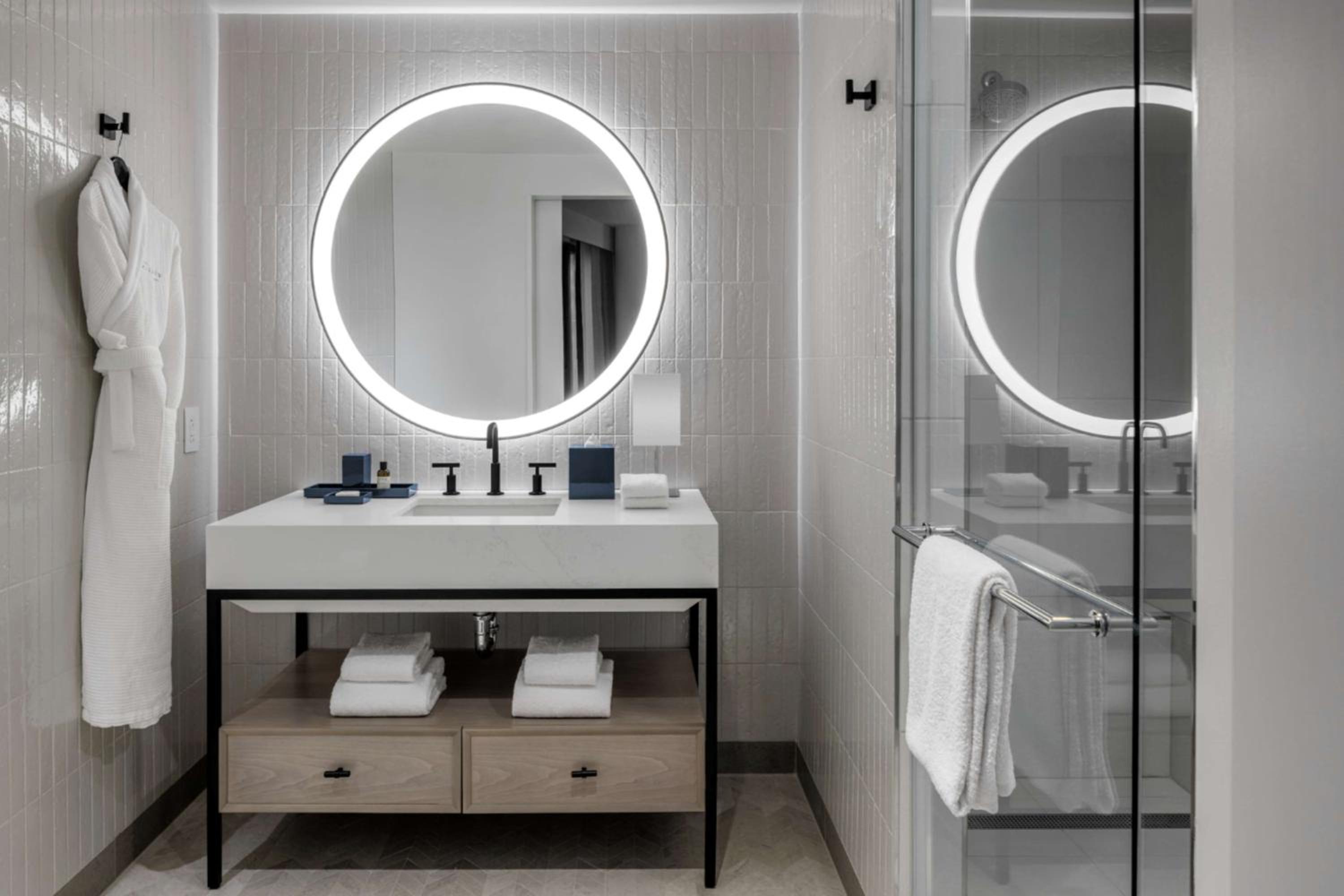 Premium King Room - Photo 6