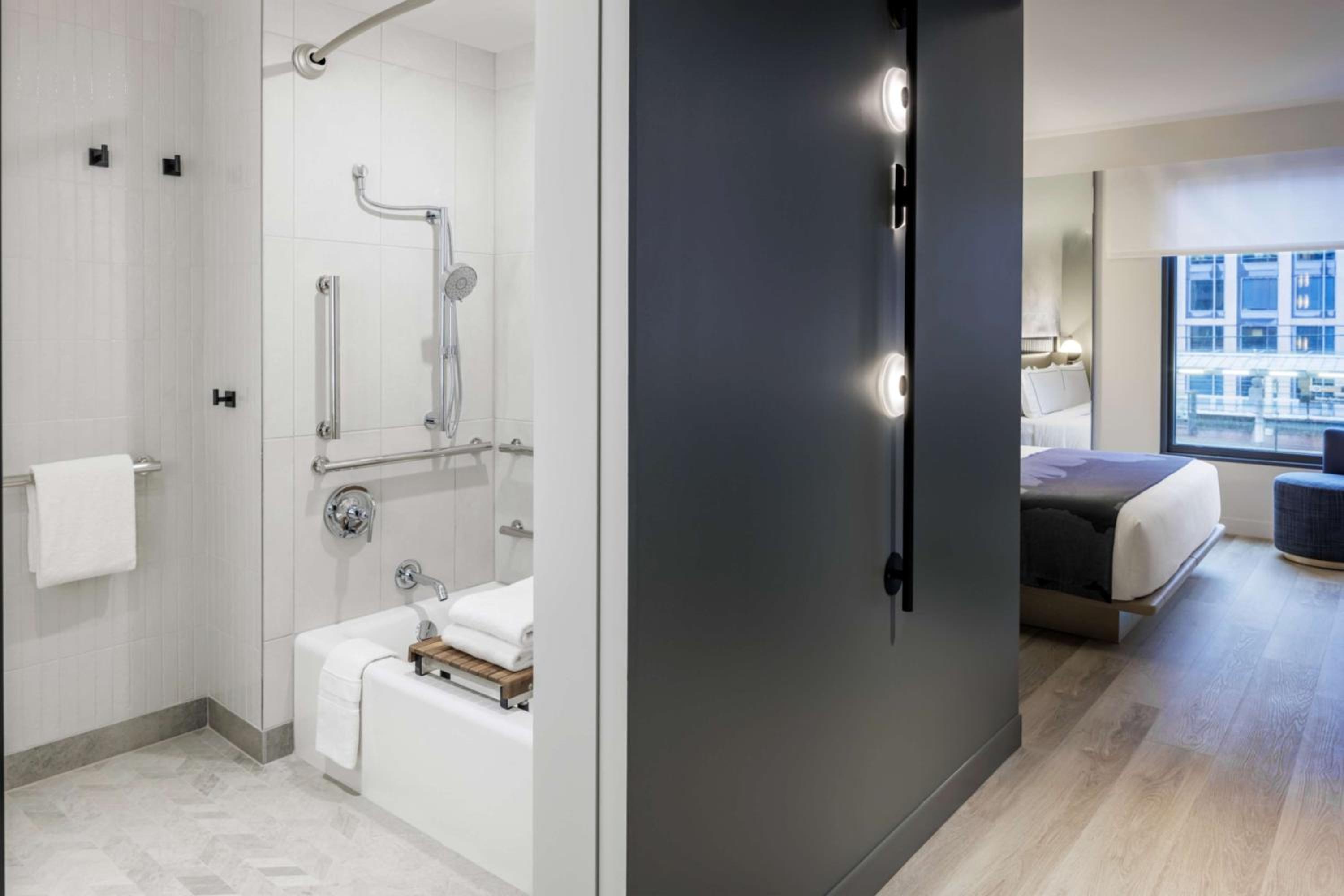 Premium King Room - Photo 7