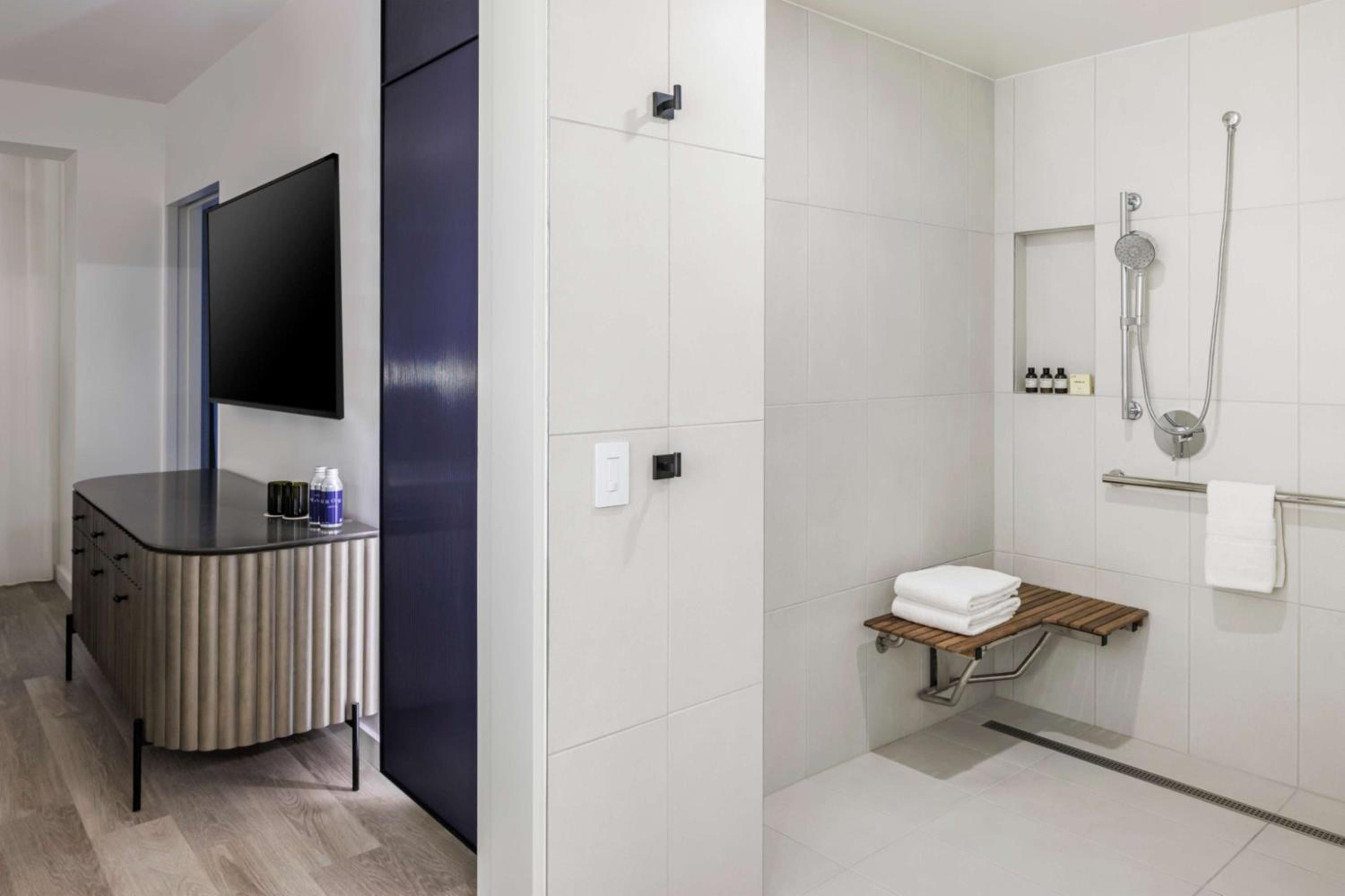 Queen Room with Two Queen Beds and Roll-In Shower - Mobility Access - Photo 4