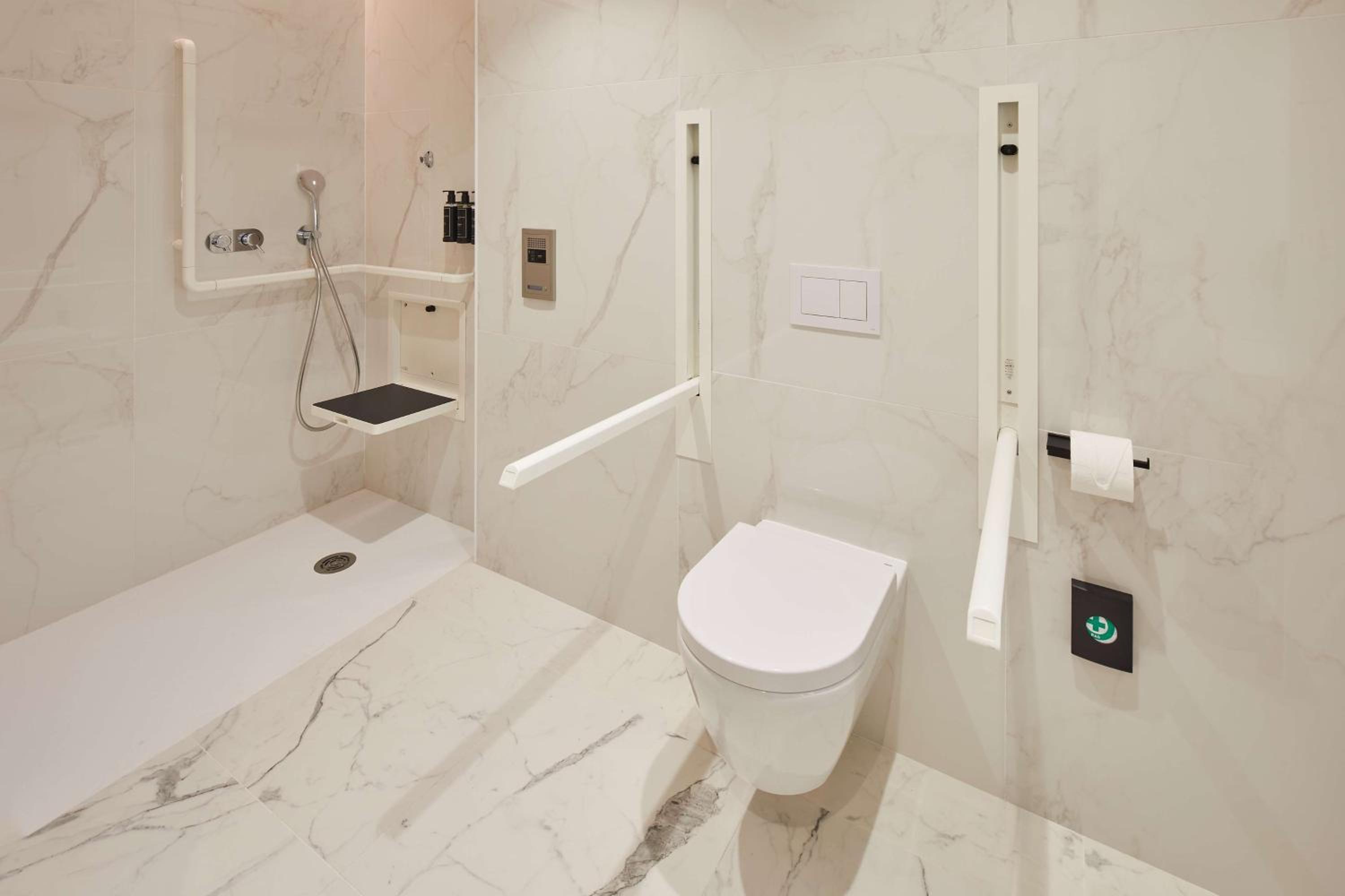 Queen Room - Mobility Access photo 3