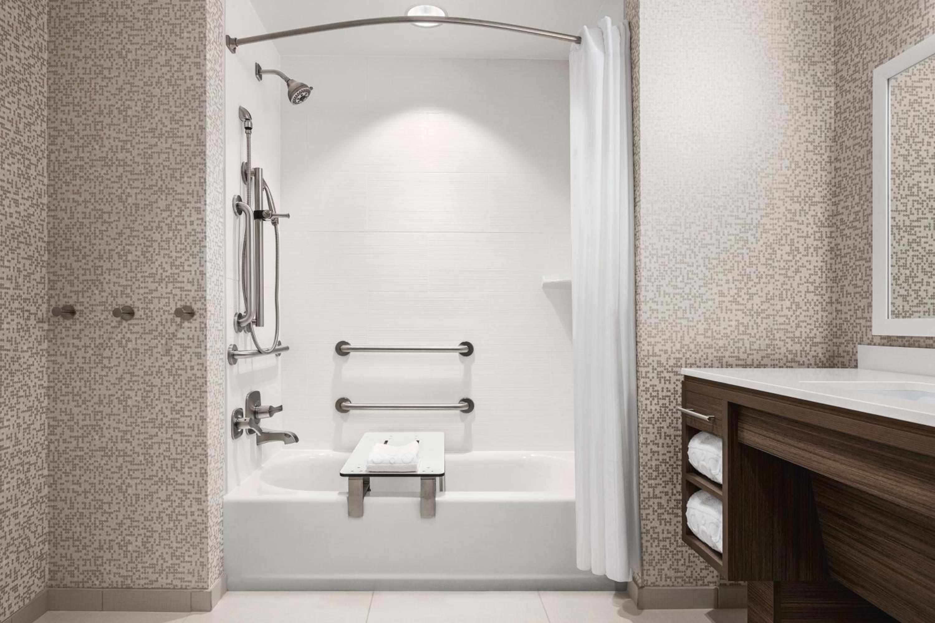 King Studio Suite with Accessible Tub - Mobility Access - Photo 2