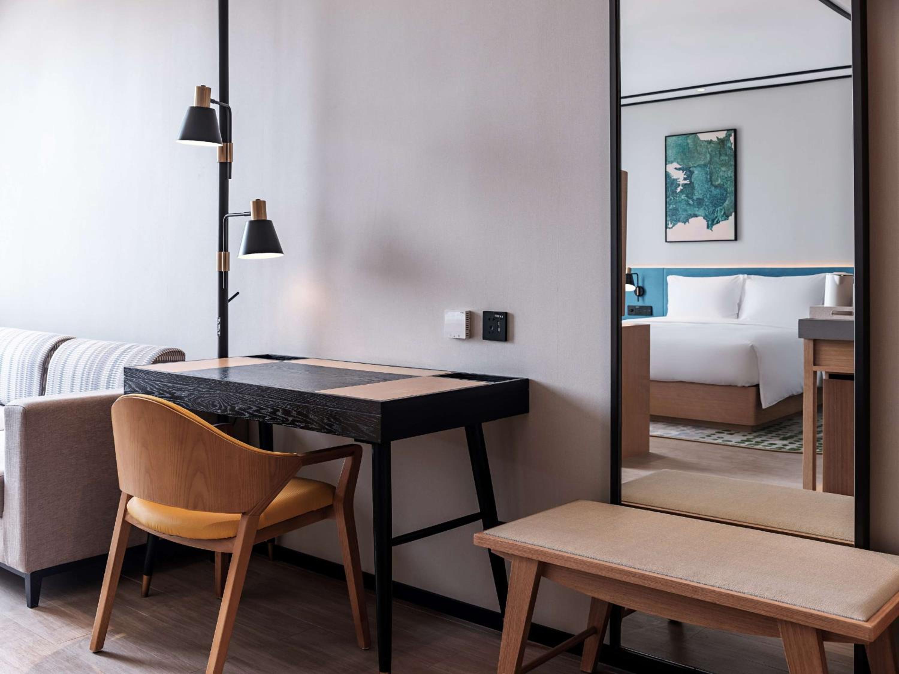 Deluxe King Room - Photo 5