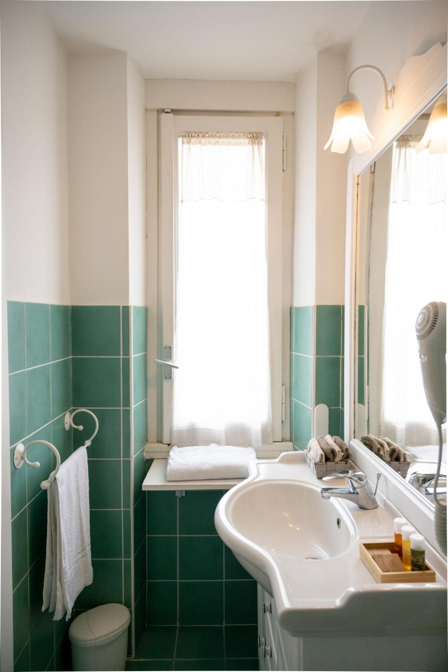 Double Room with Sea View - Photo 9