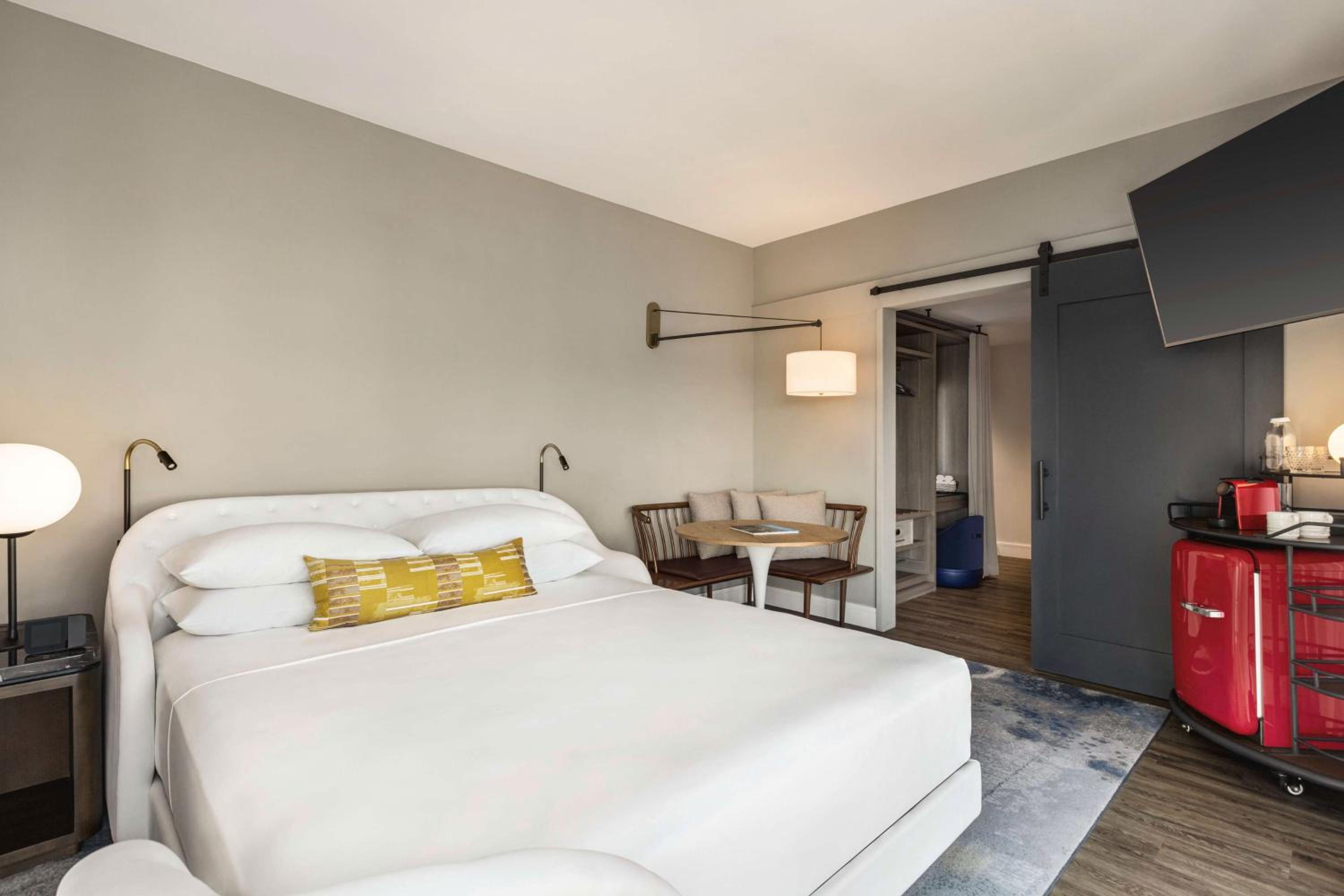 King Studio Suite with City View photo 1