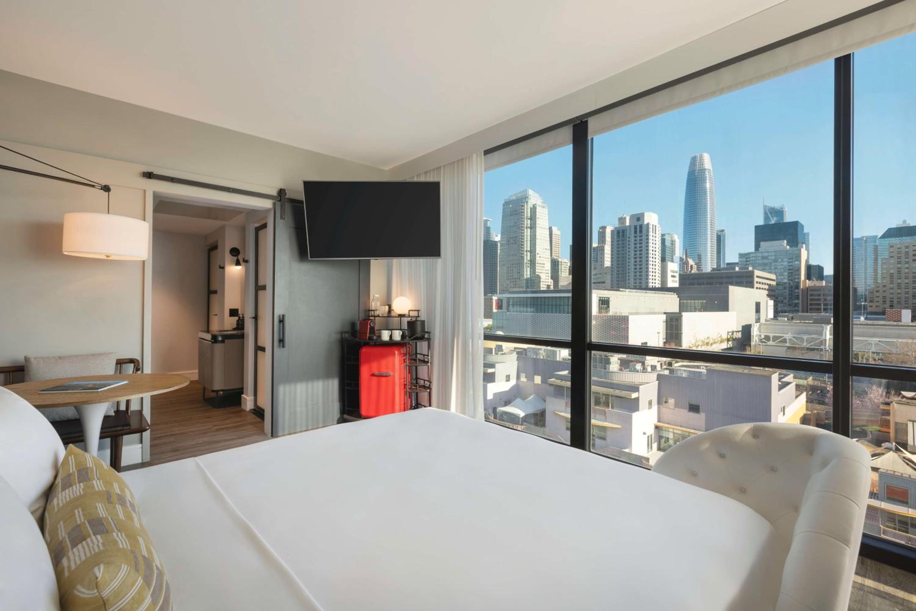 King Studio Suite with City View photo 3