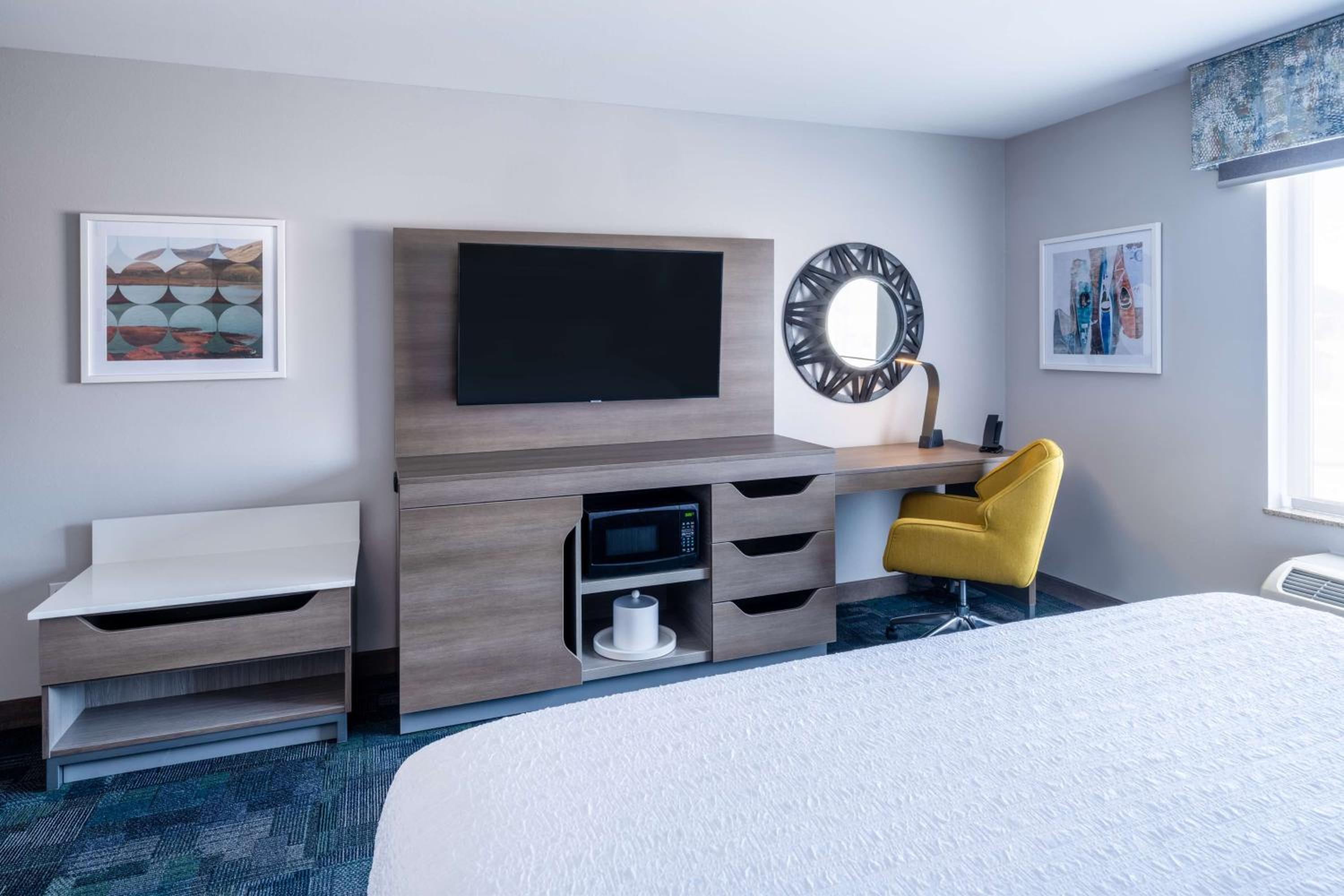 King Room with Microwave and Fridge - Photo 3