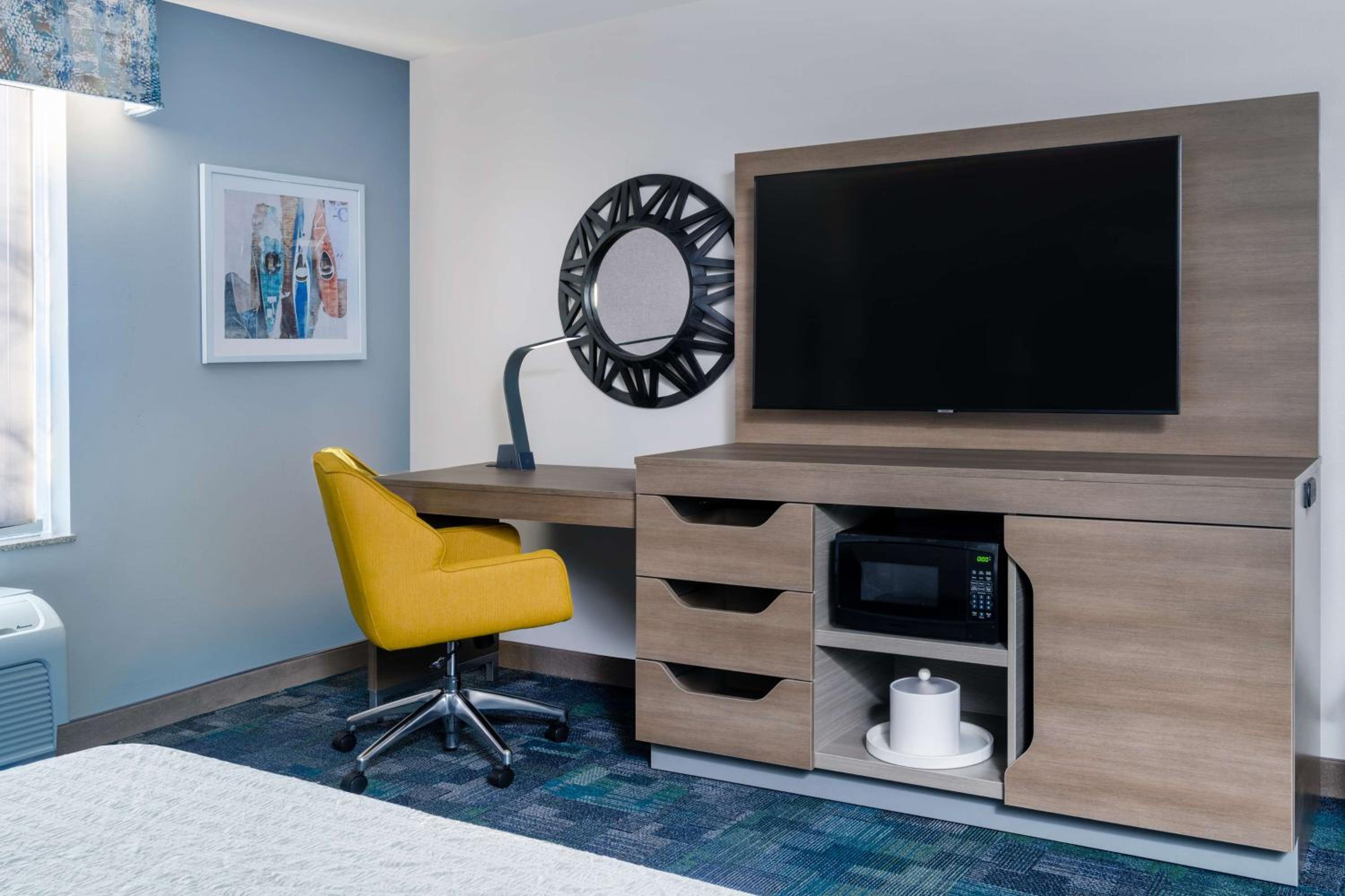King Room with Bath Tub - Mobility and Hearing Access - Photo 4