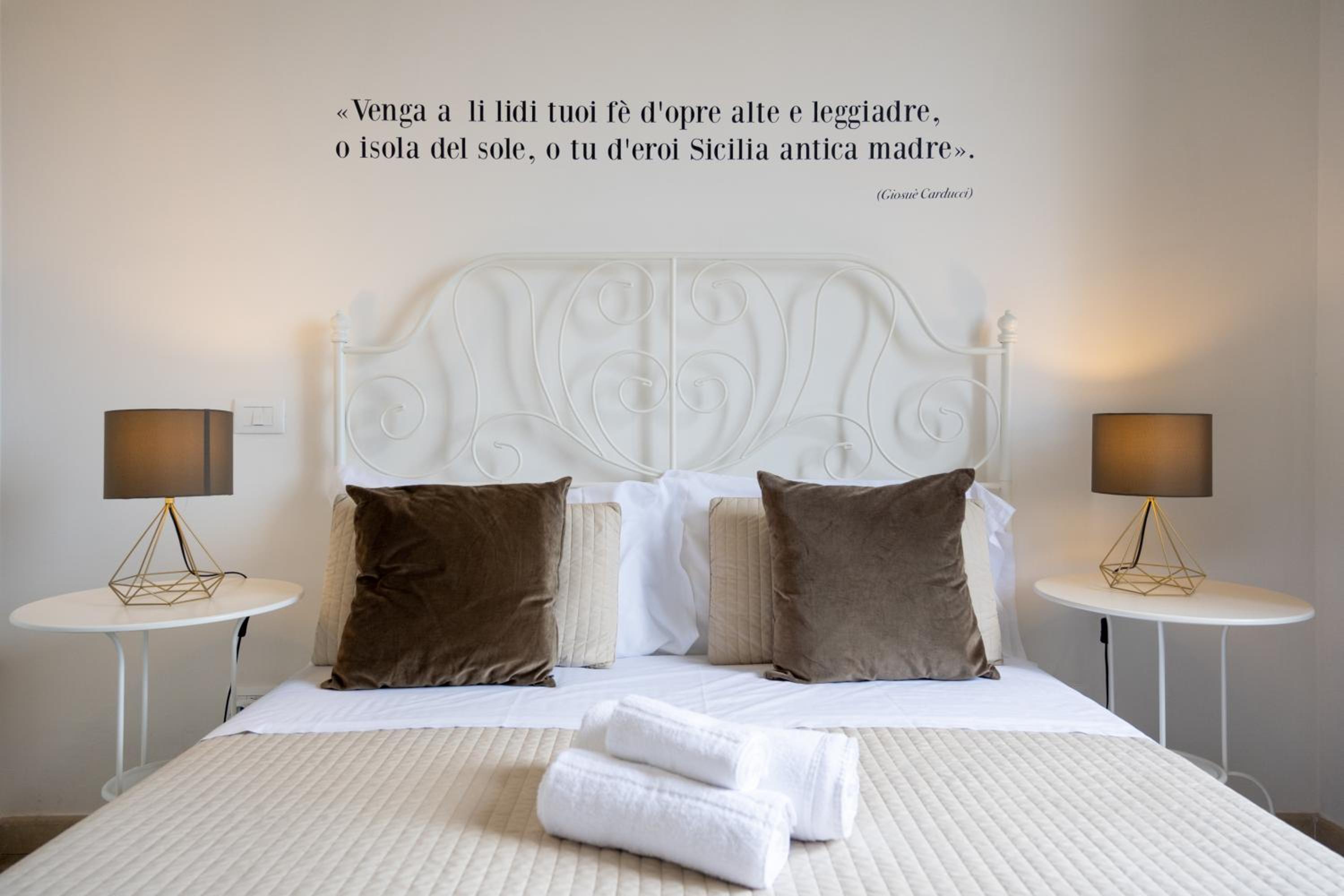 Double Room with Sea View - Photo 2