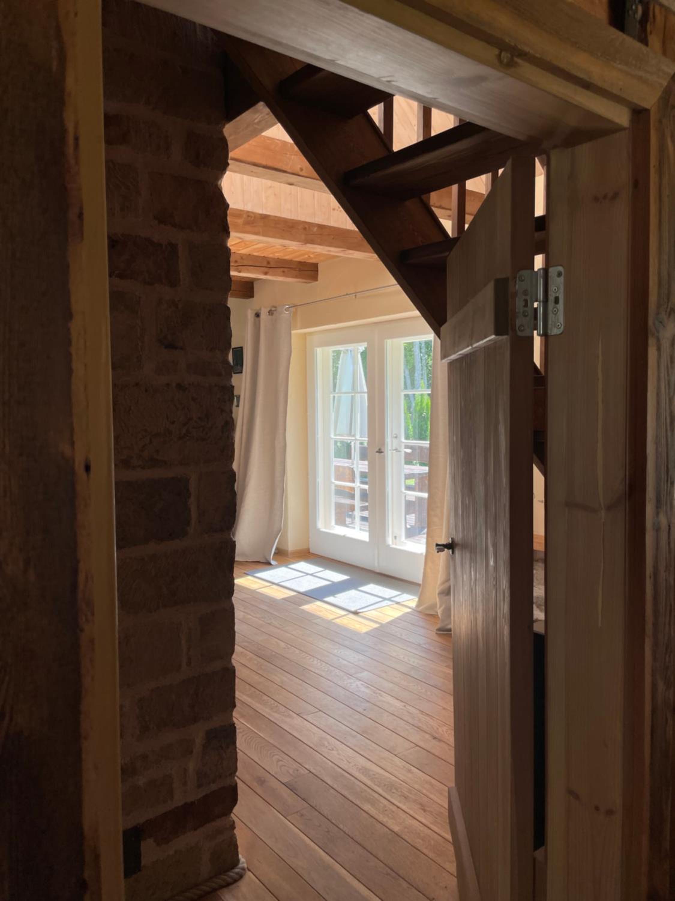 Eight-Bedroom House photo 3