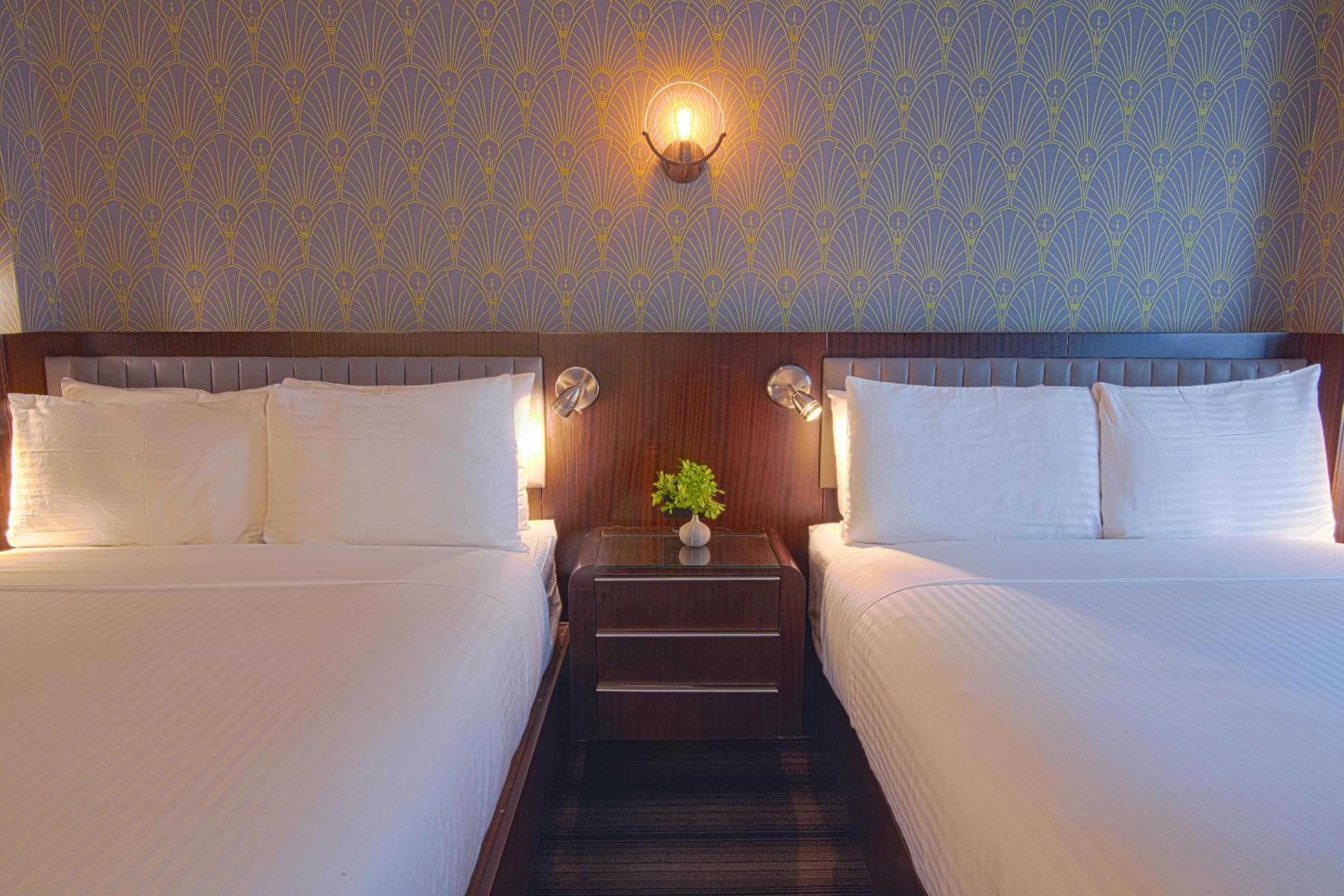 Signature 2 Queen Beds