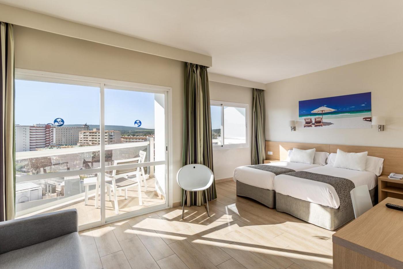 Triple Room with Pool View photo 2