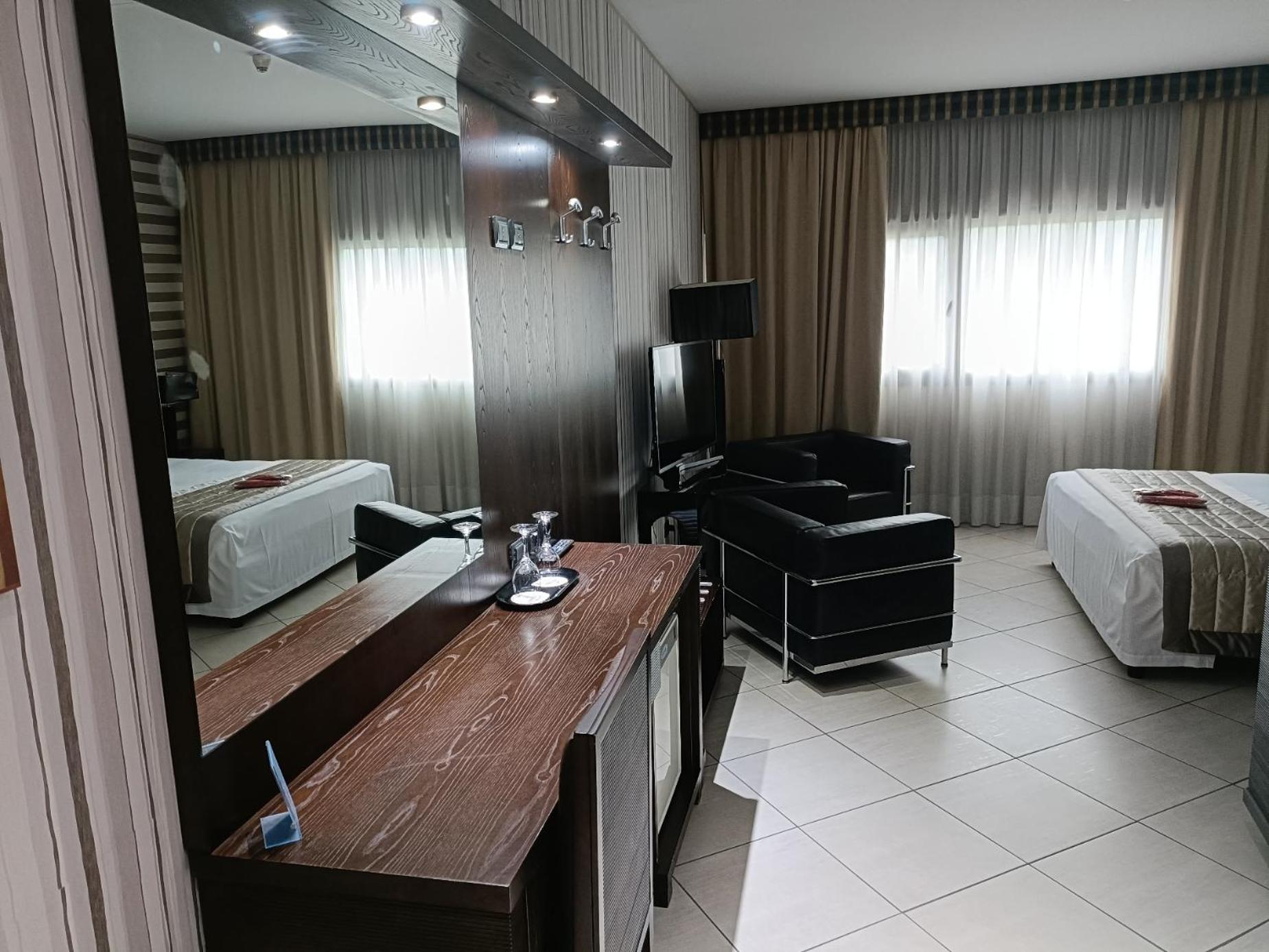Suite with Hot Tub - Photo 5