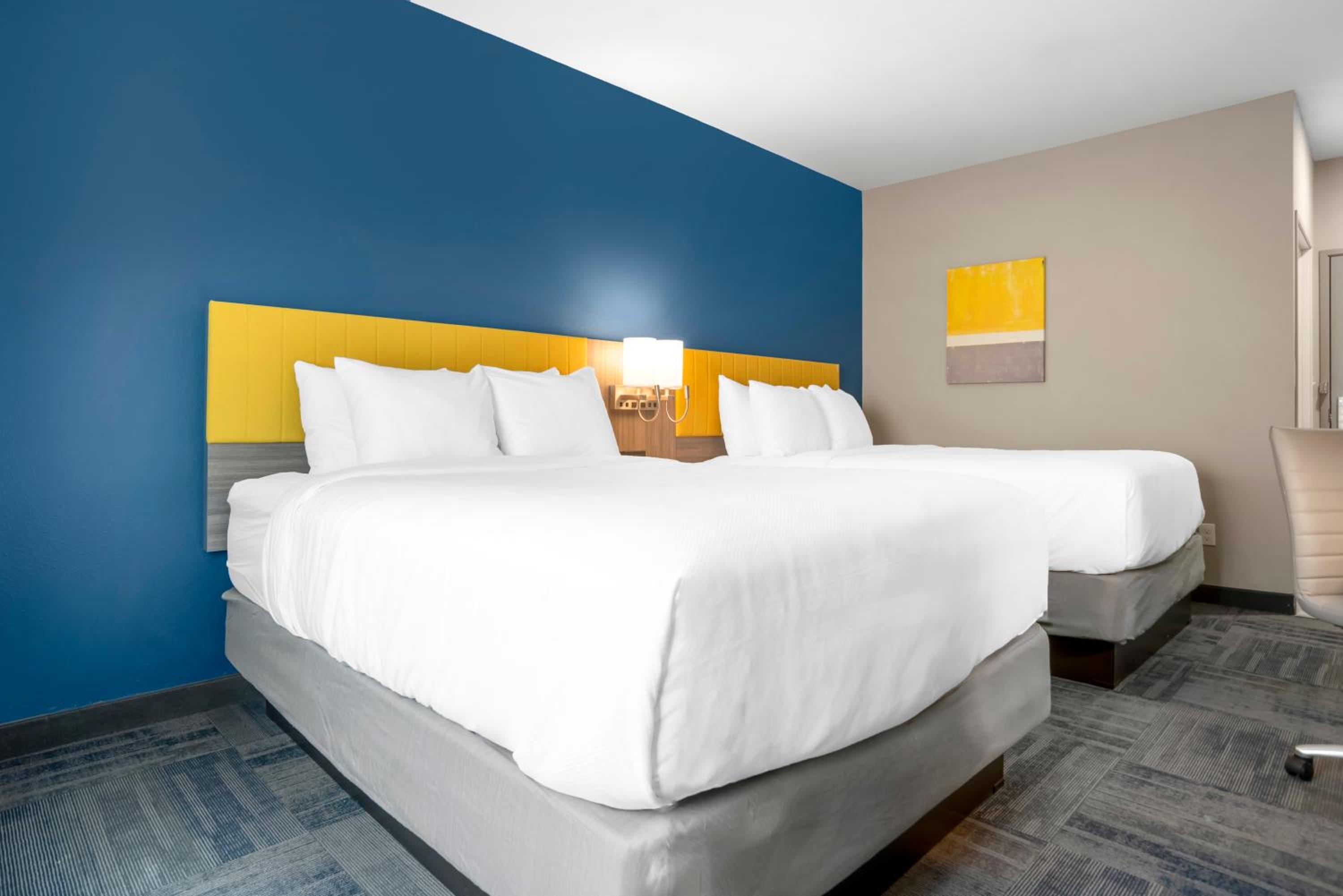 Quadruple Room with Two Queen Beds - Non Smoking - Photo 4