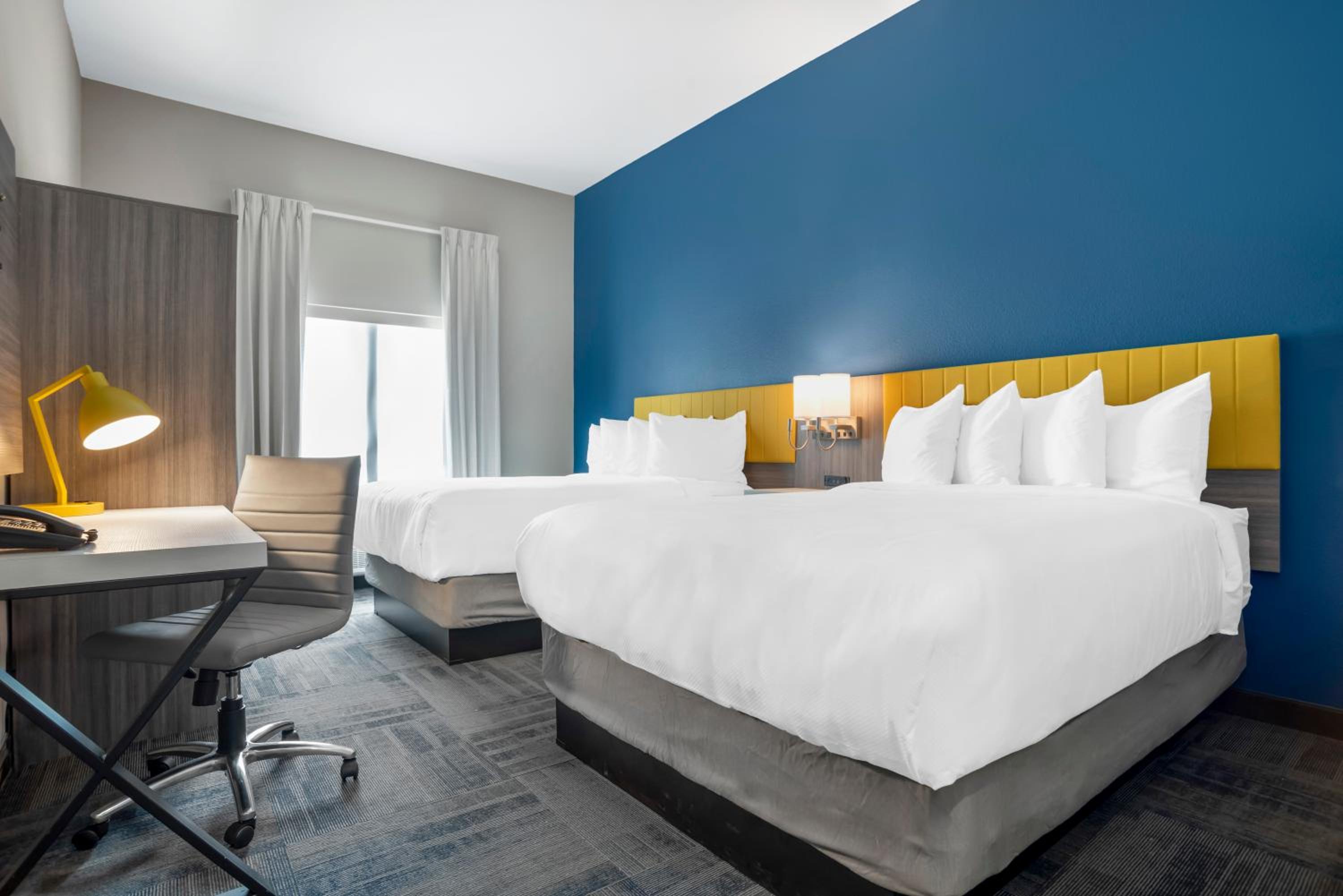 Quadruple Room with Two Queen Beds - Non Smoking - Photo 1