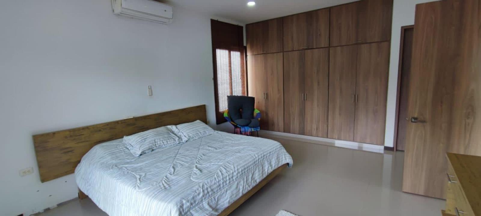 Five-Bedroom House photo 1