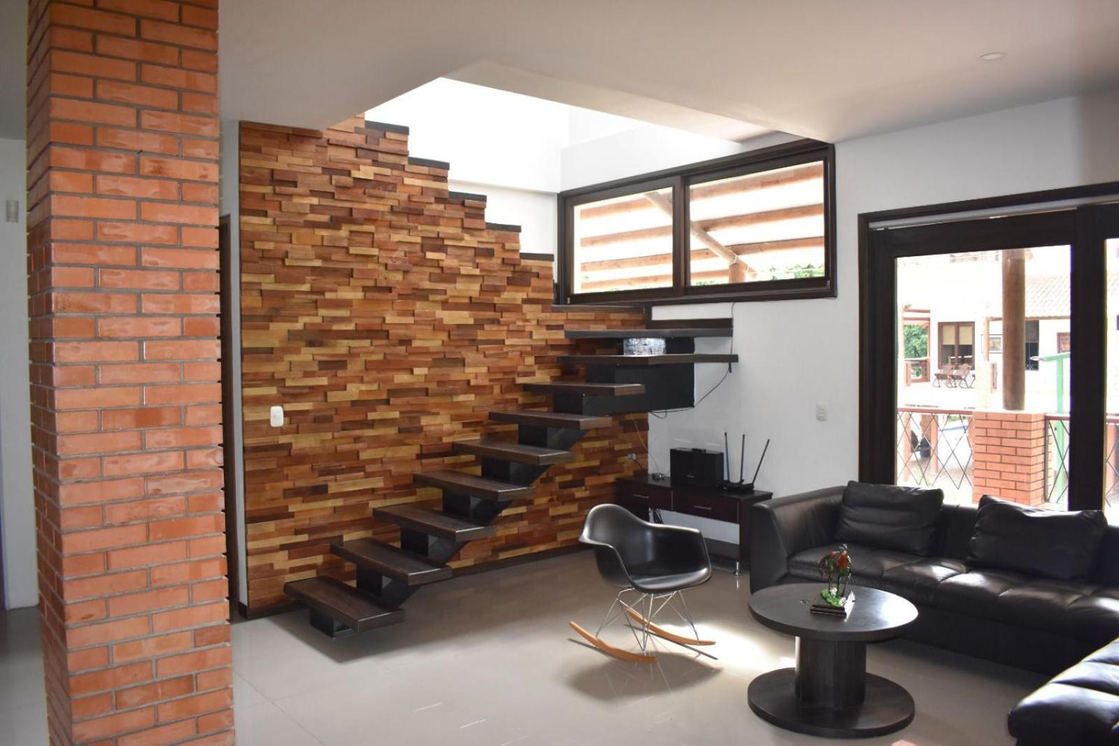 Five-Bedroom House photo 2