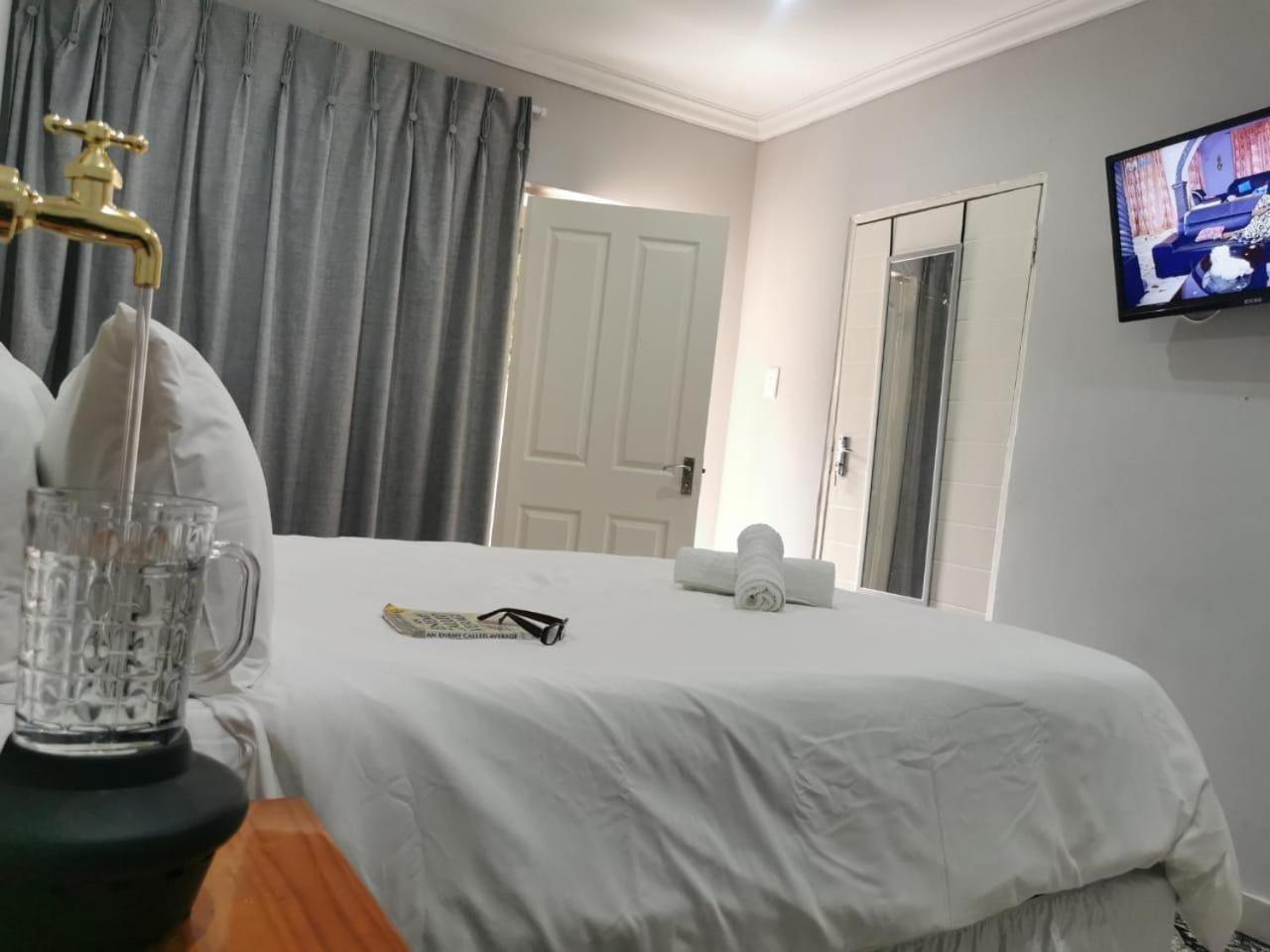 Deluxe Queen Room - Photo 2