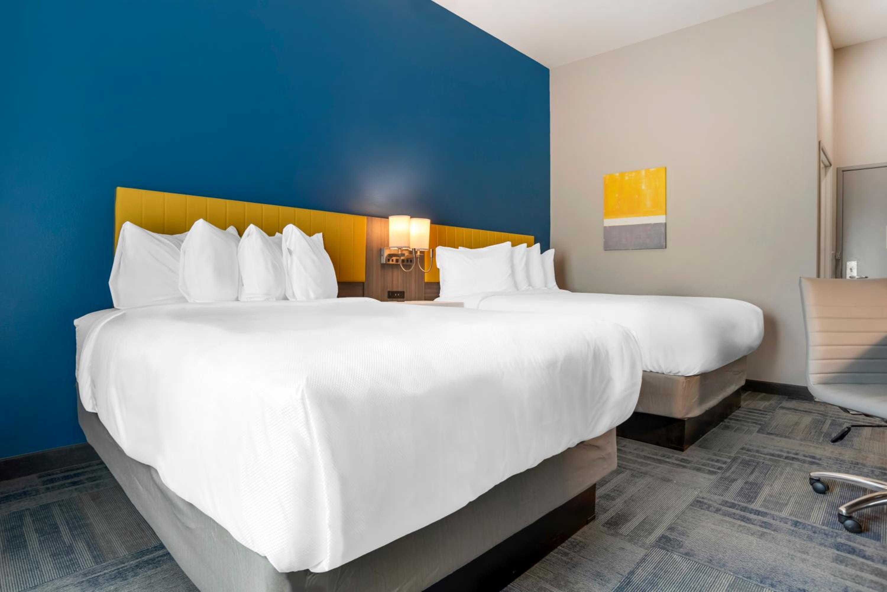 Quadruple Room with Two Queen Beds - Non Smoking - Photo 2