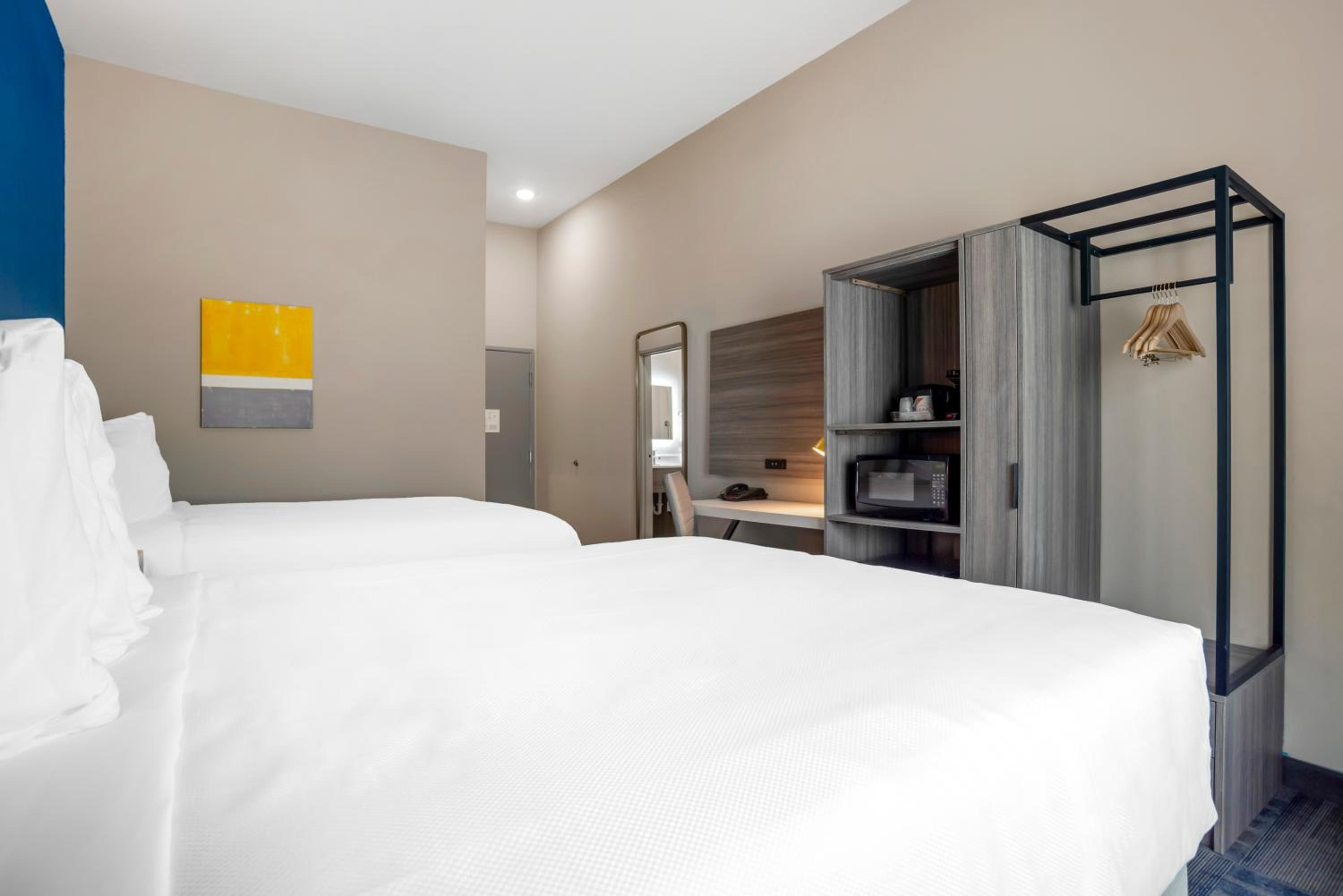 Quadruple Room with Two Queen Beds - Non Smoking - Photo 3