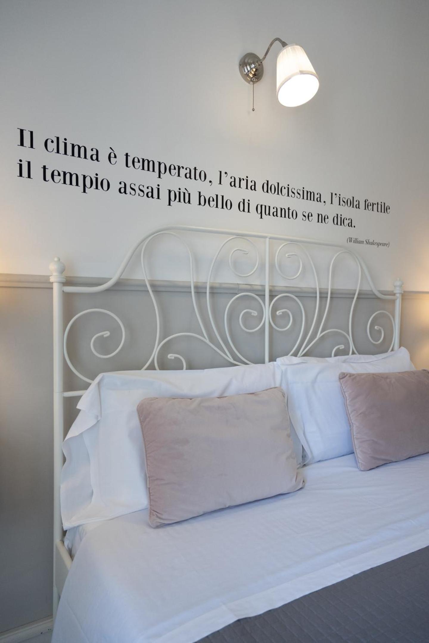 Double Room with Balcony - Photo 6
