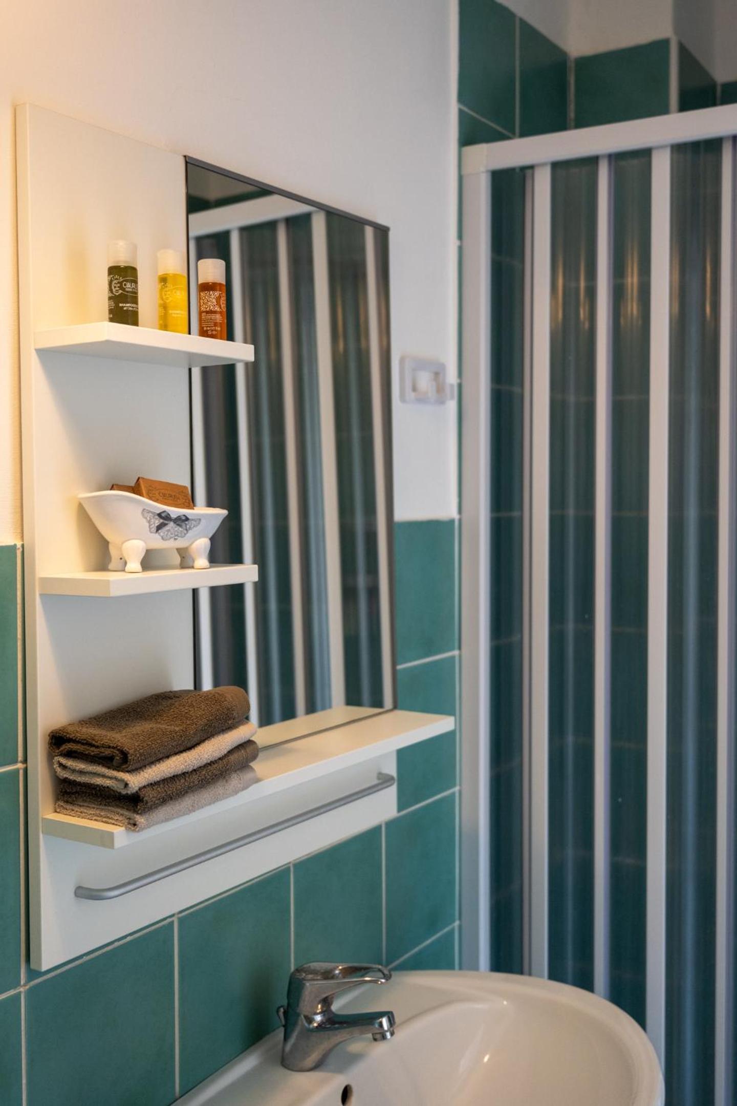 Double Room with Balcony - Photo 8