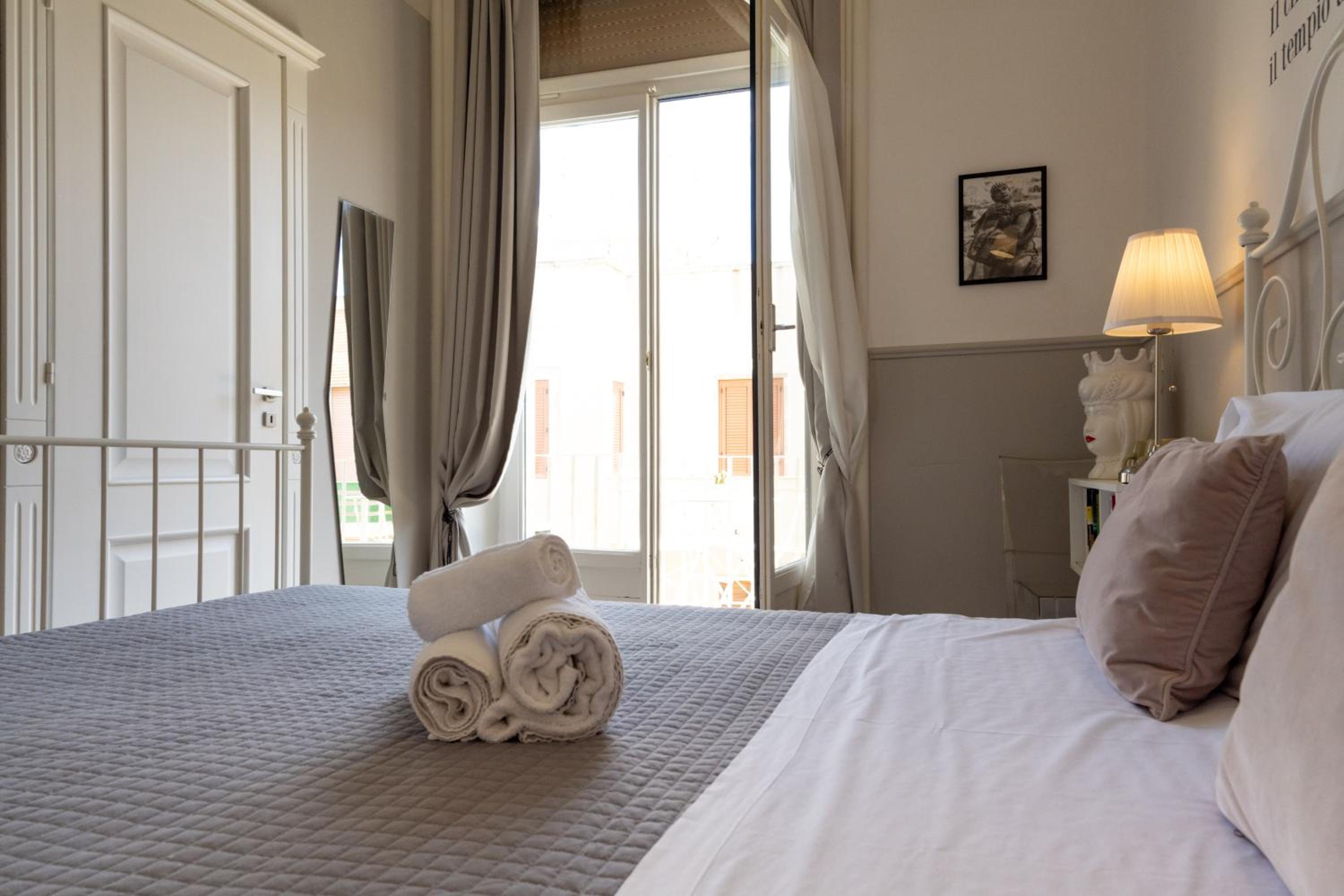 Double Room with Balcony - Photo 10