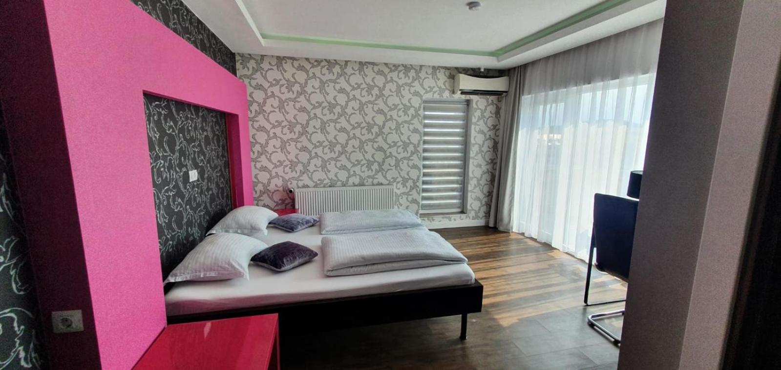 Double Room with Balcony - Photo 13