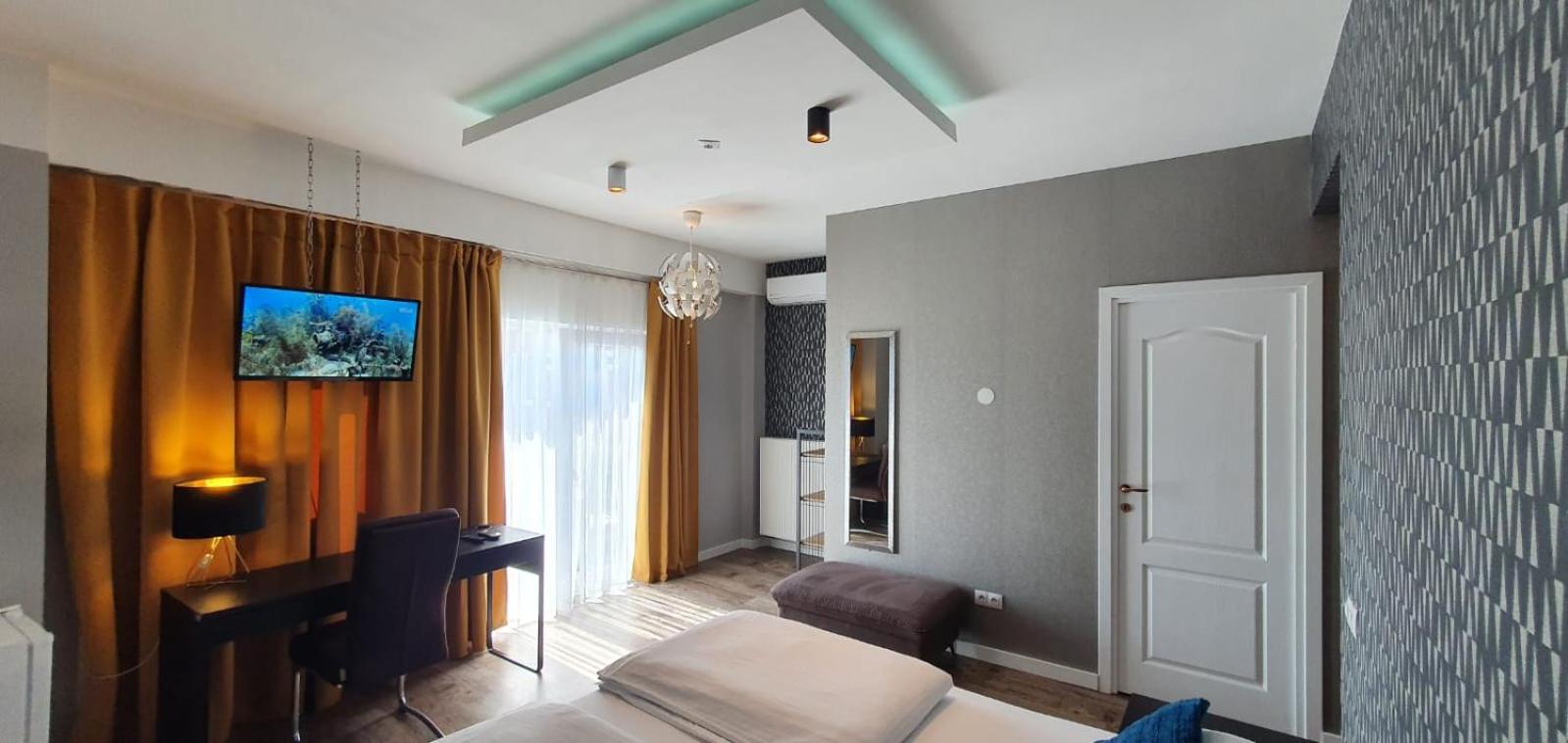 Double Room with Balcony - Photo 1