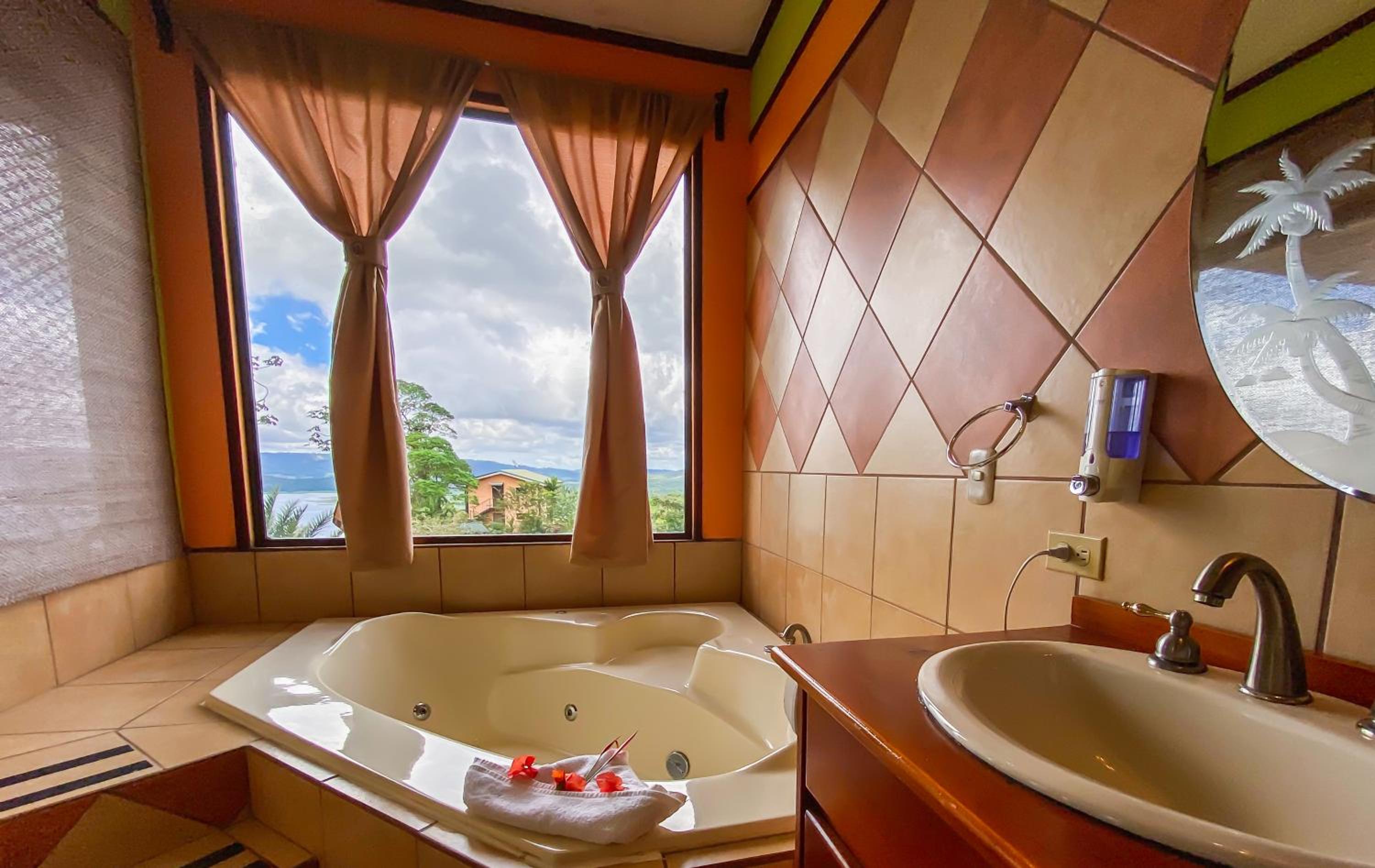 Suite with Hot Tub photo 3