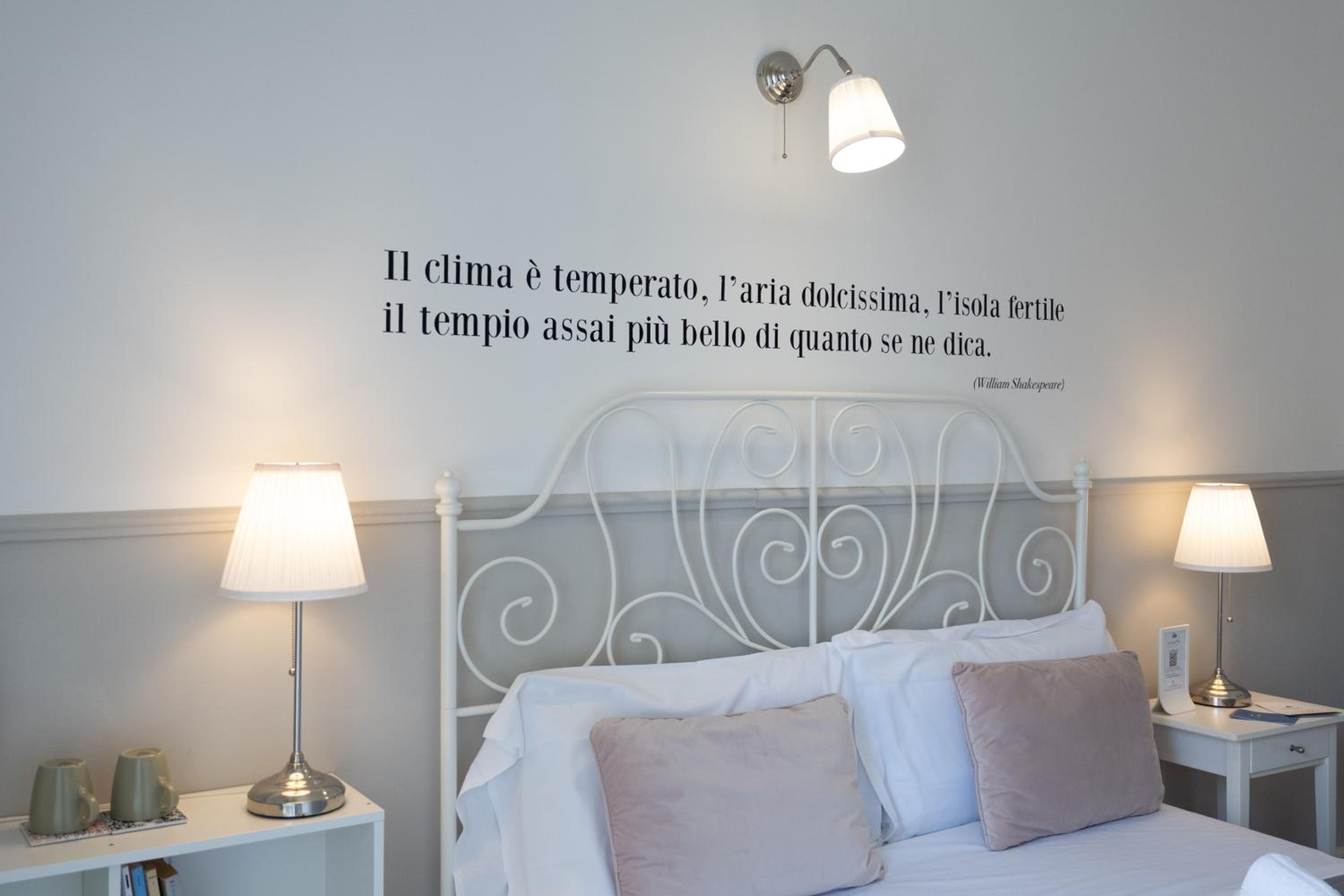 Double Room with Balcony - Photo 4