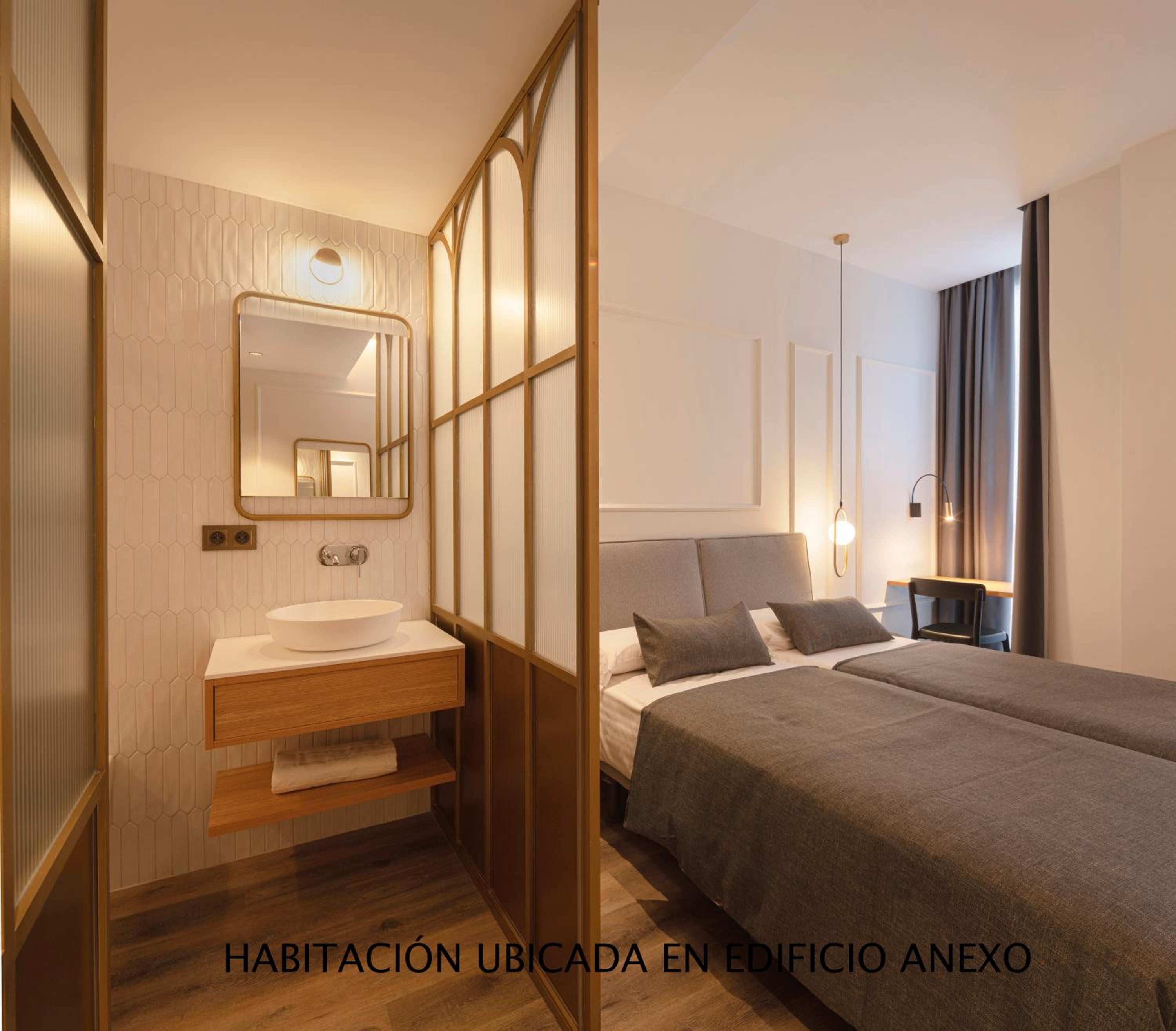 Petit Conqueridor Double Room thumbnail 6