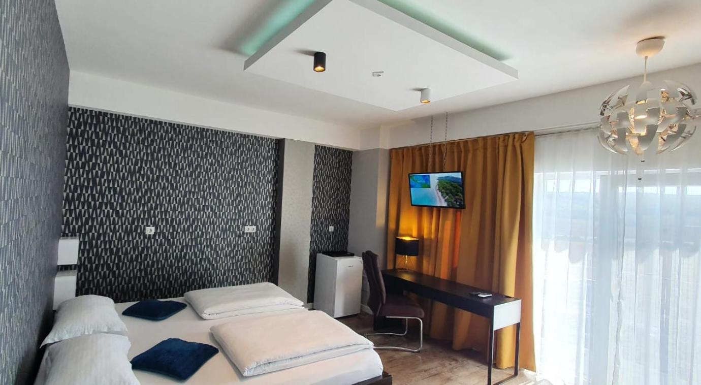 Double Room with Balcony - Photo 10
