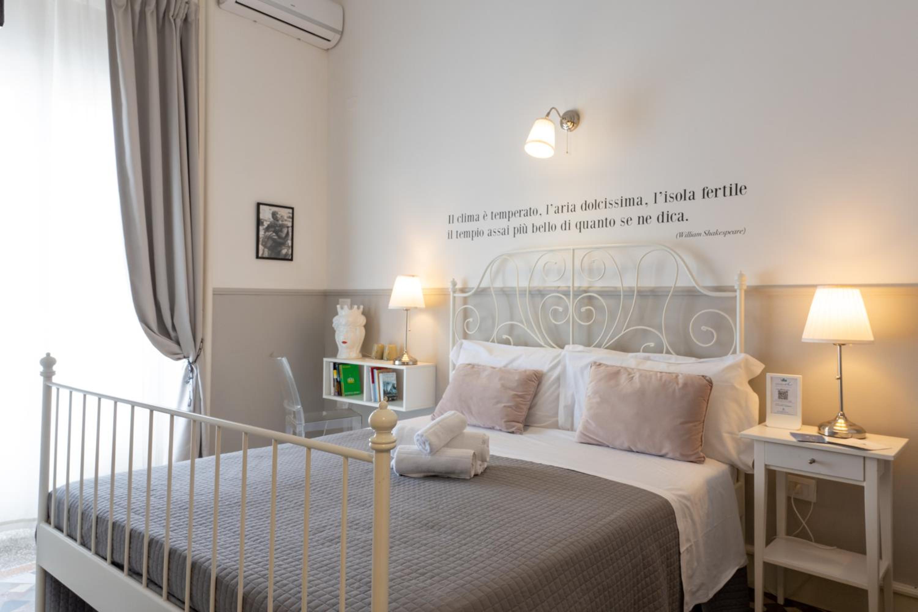 Double Room with Balcony - Photo 11