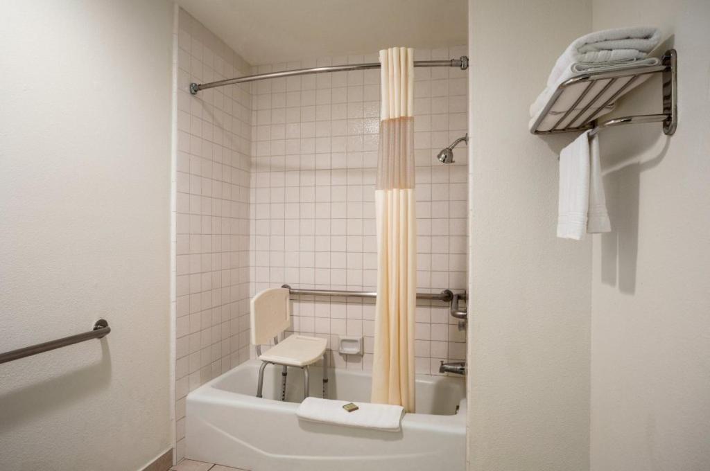 King Room - Non-Smoking - Photo 6