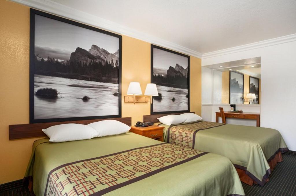Two Double Beds - Non-Smoking - Photo 2