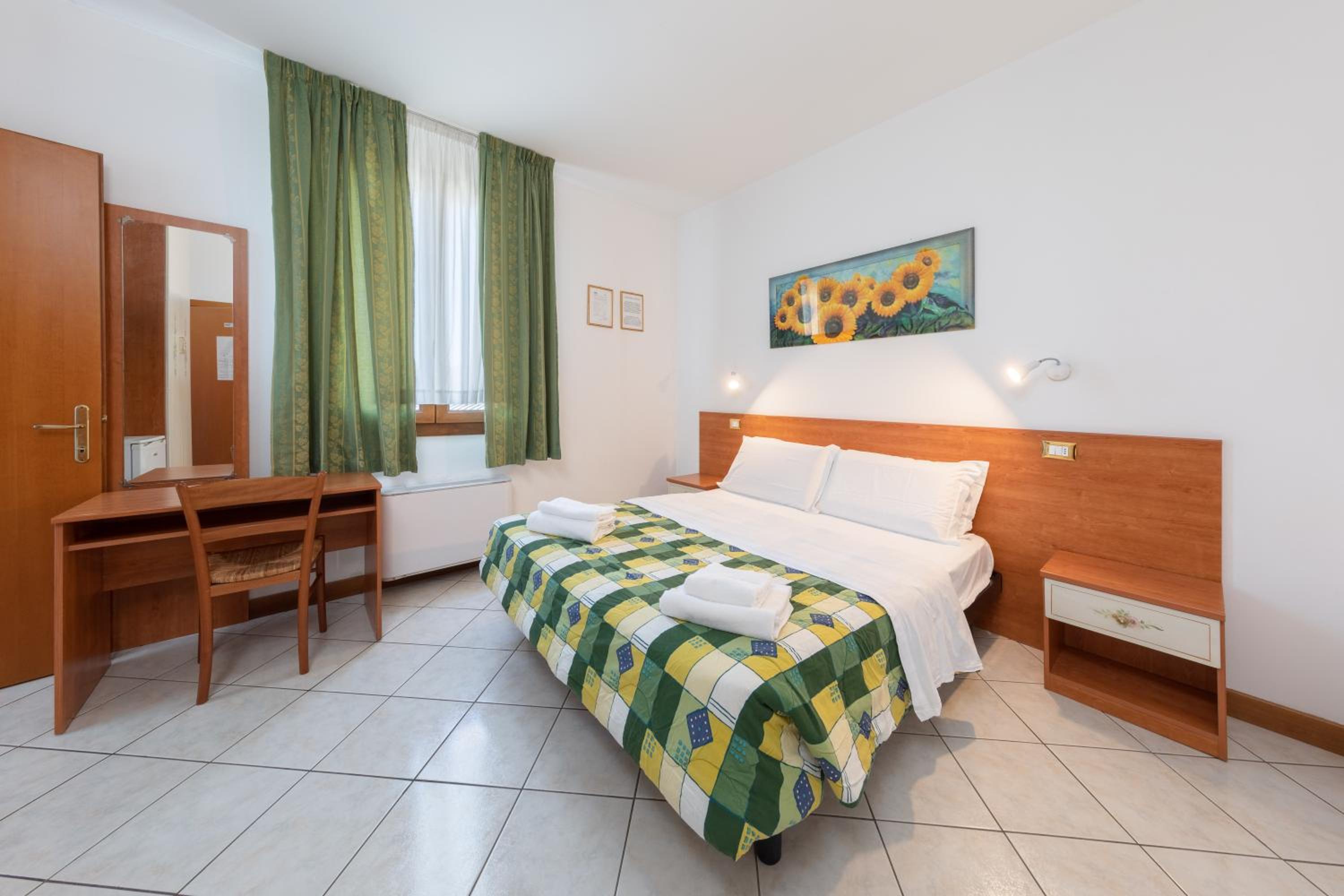 Double Room with Shared Bathroom photo 3