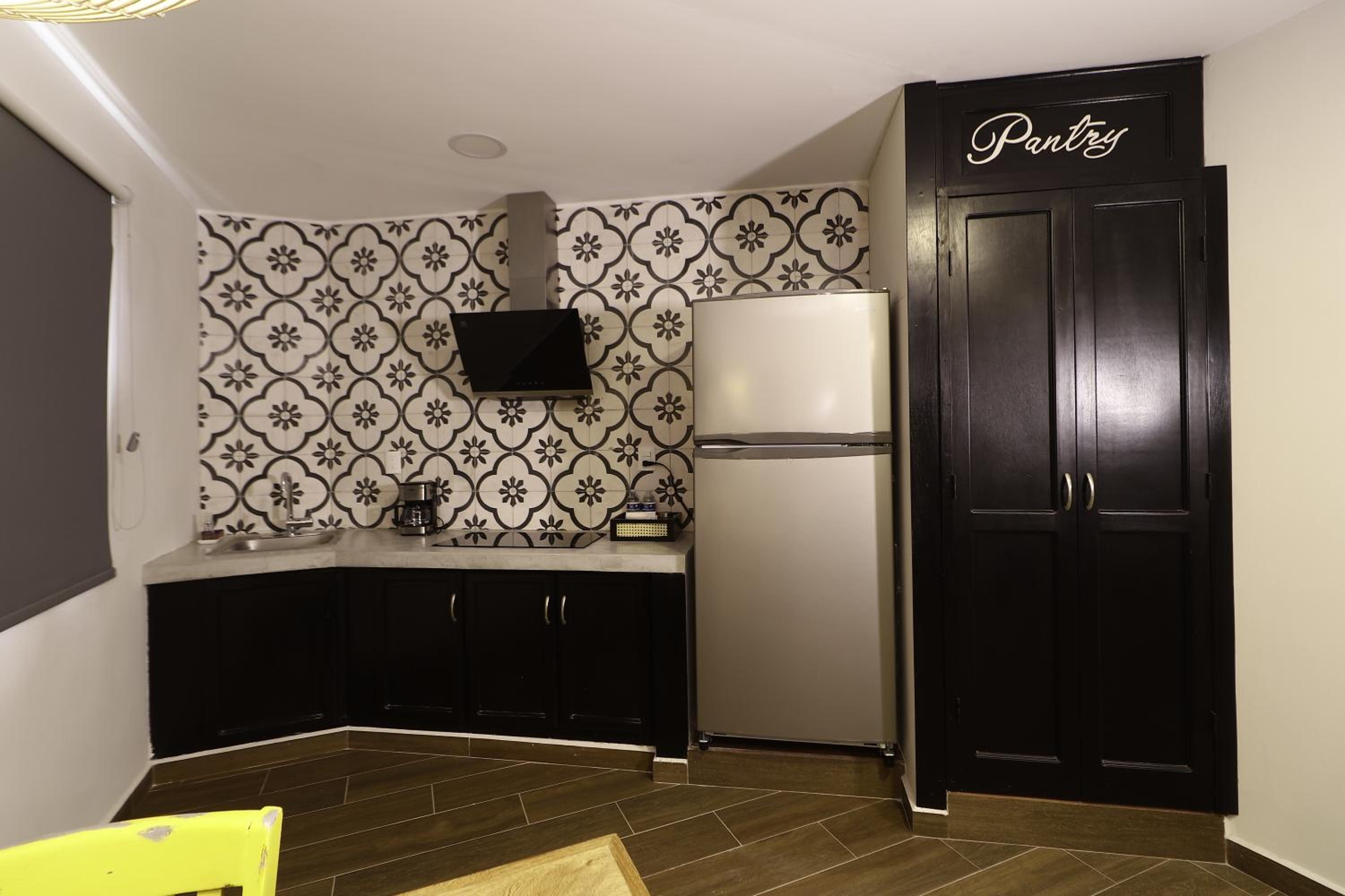 Suite with Balcony - Photo 5