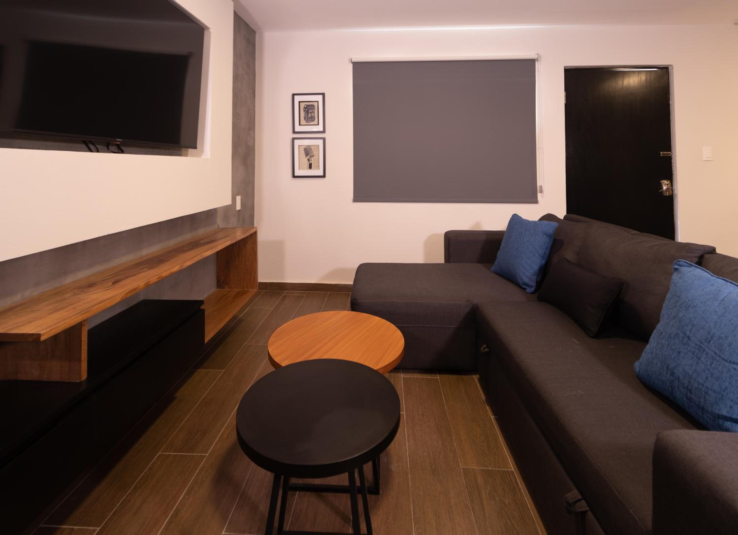 Suite with Balcony - Photo 6