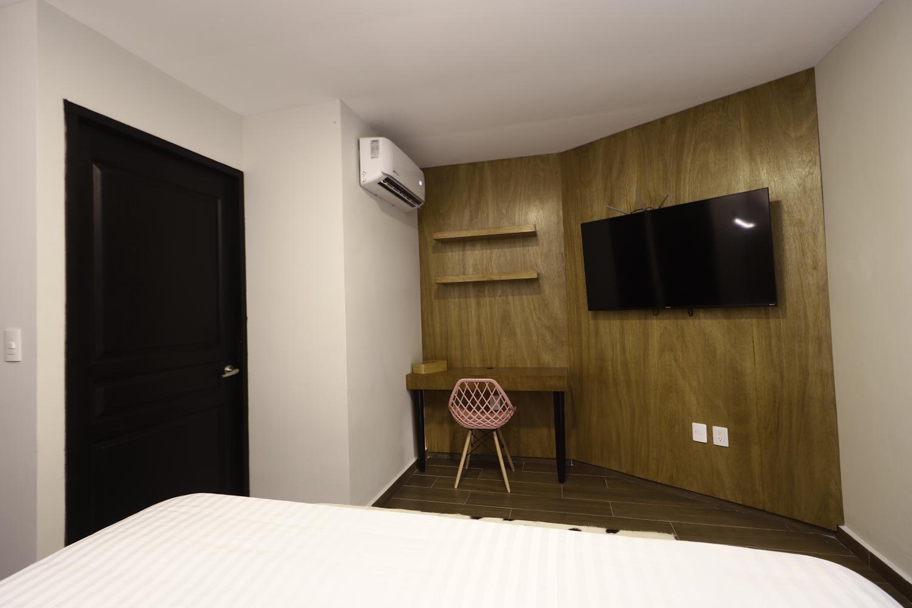 Suite with Balcony - Photo 2