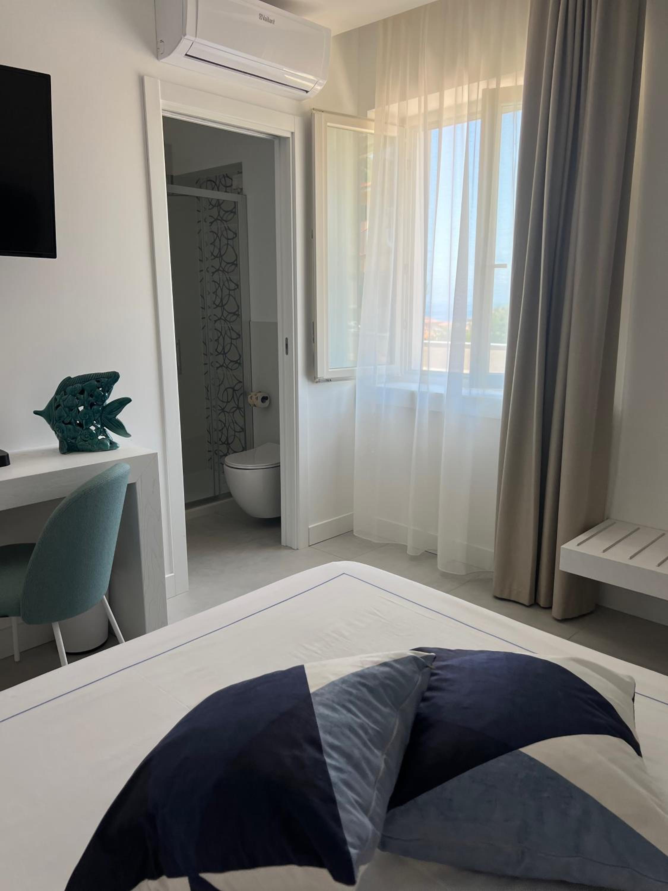 Deluxe King Room photo 3
