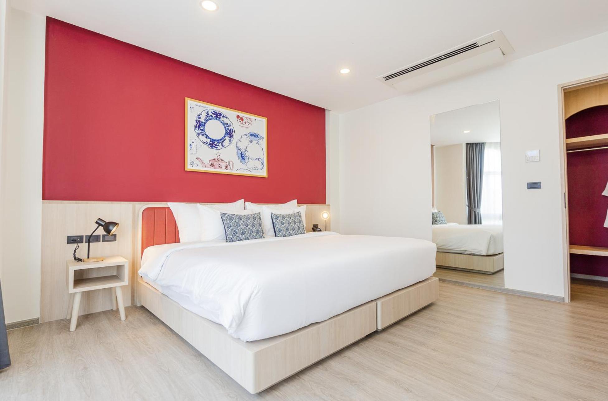 Executive Suite - Photo 8