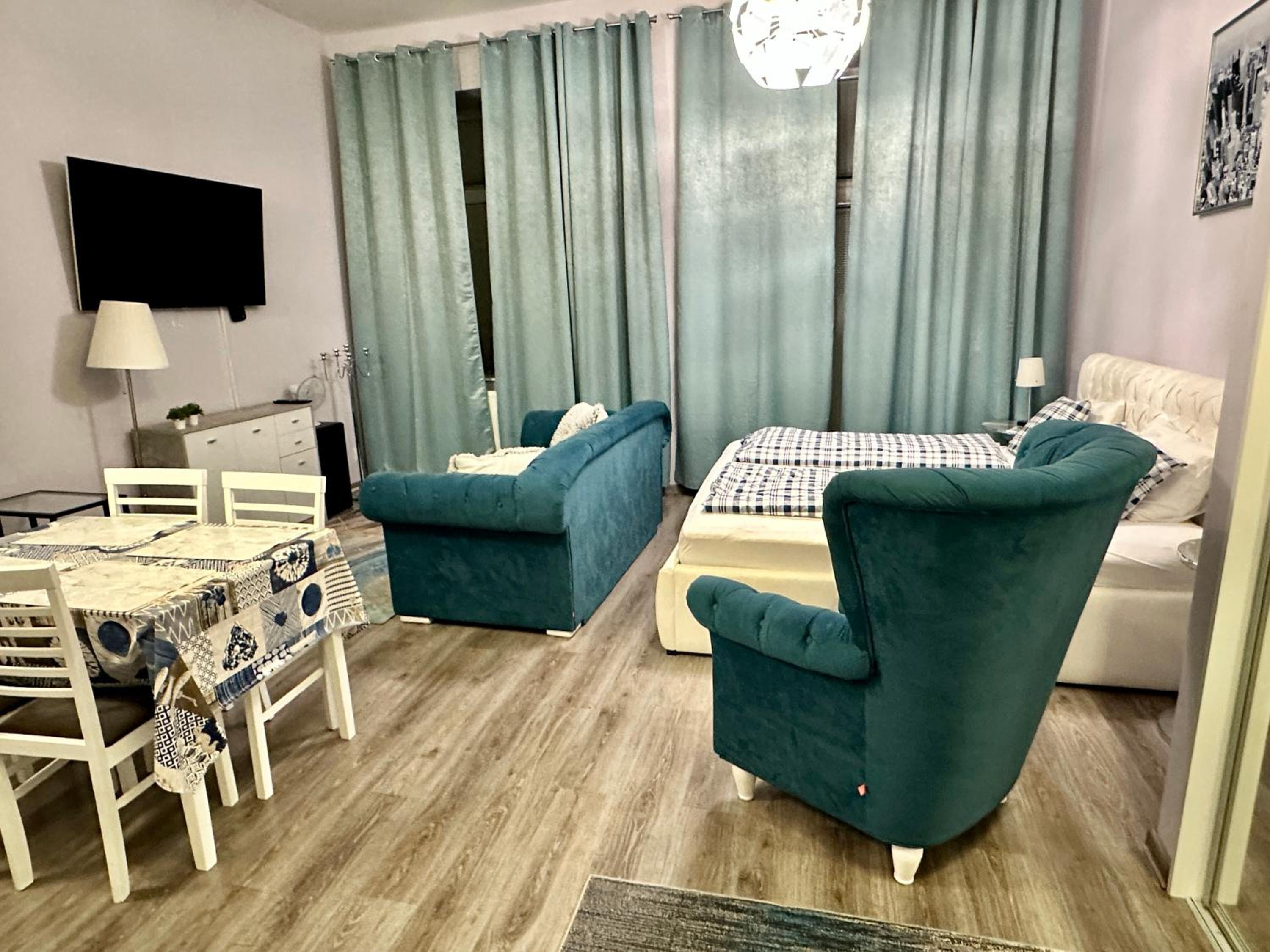 Apartment with Balcony - Photo 3