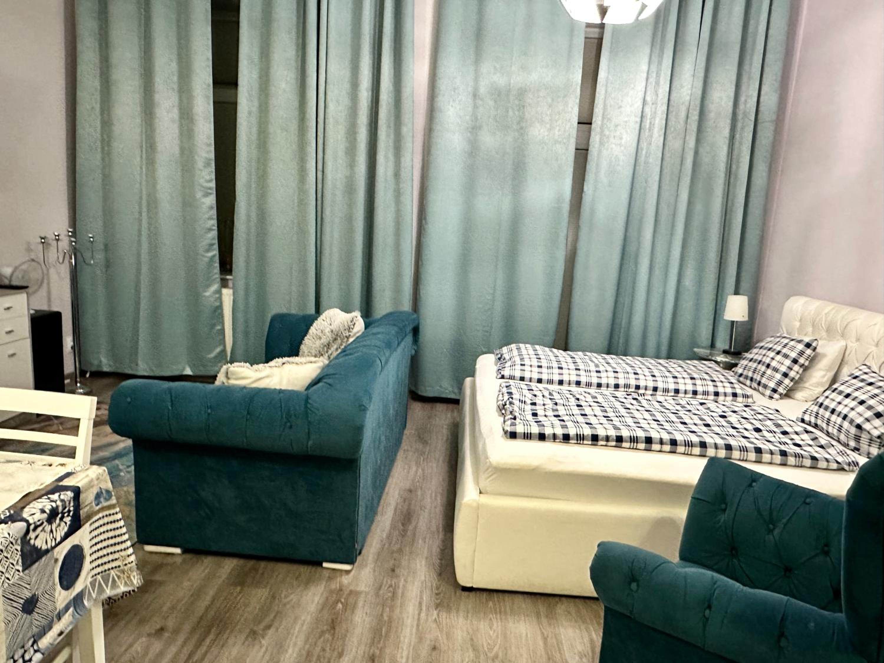 Apartment with Balcony - Photo 4