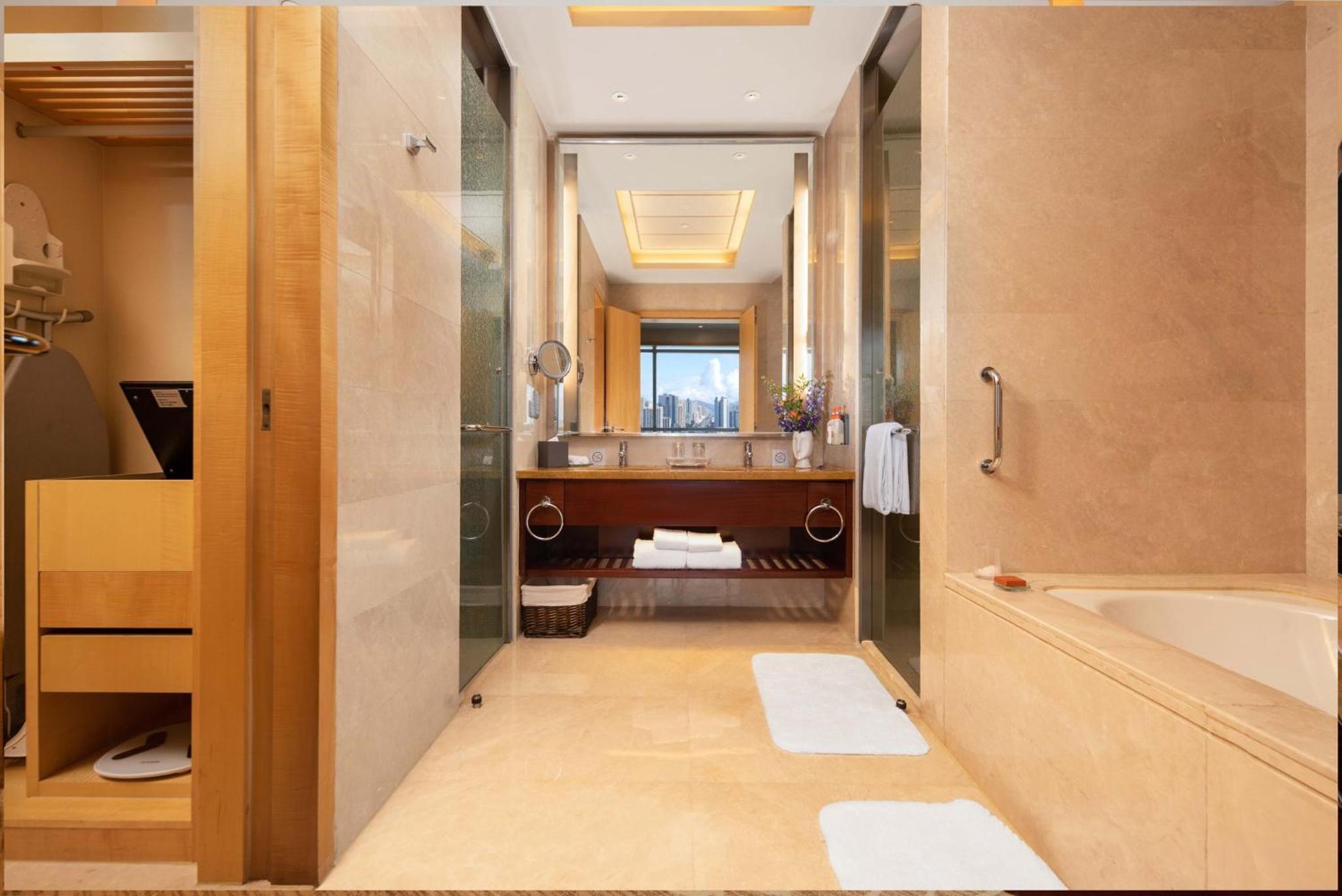 One-Bedroom Suite Lounge Access - Photo 2