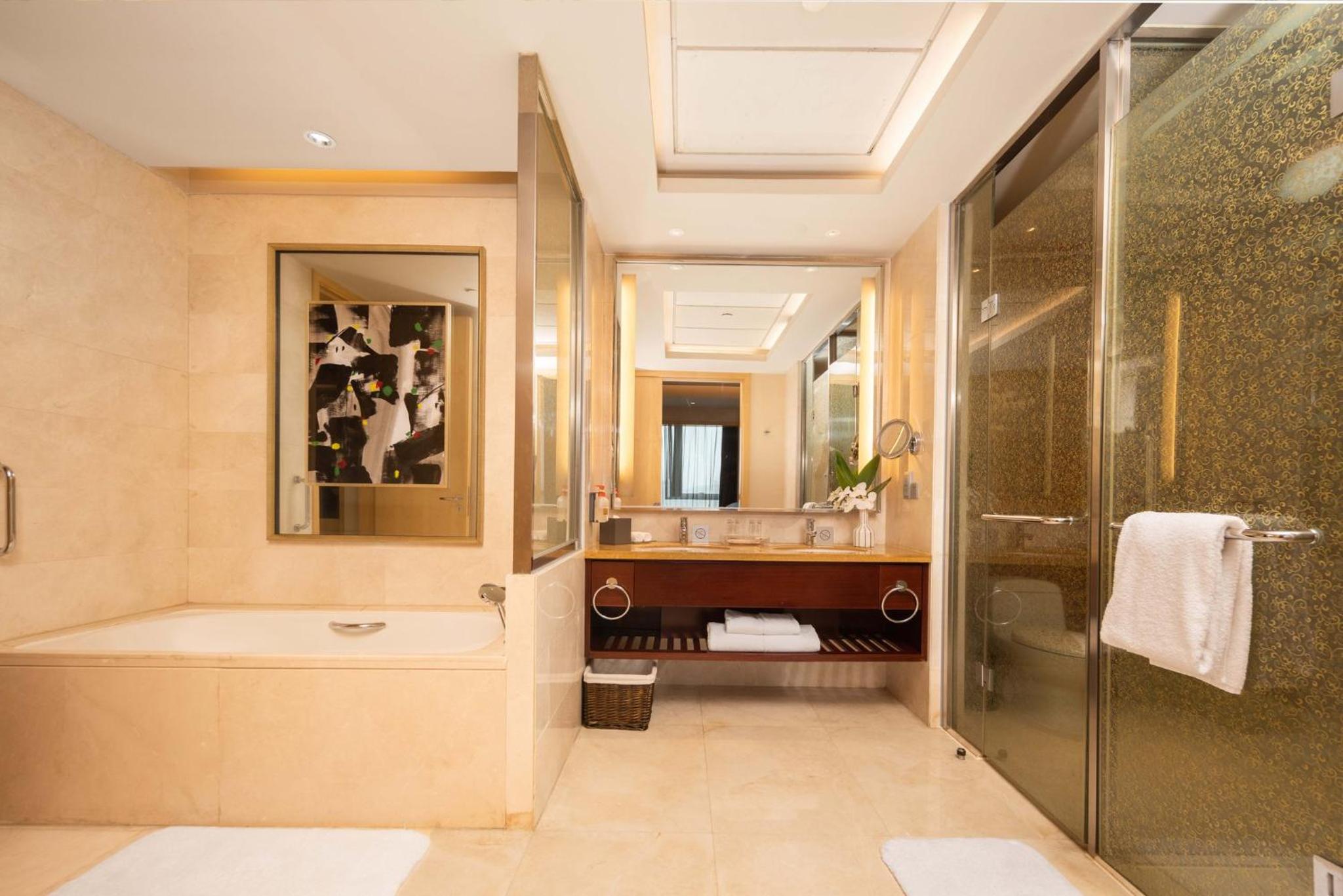 One-Bedroom Suite - Photo 3