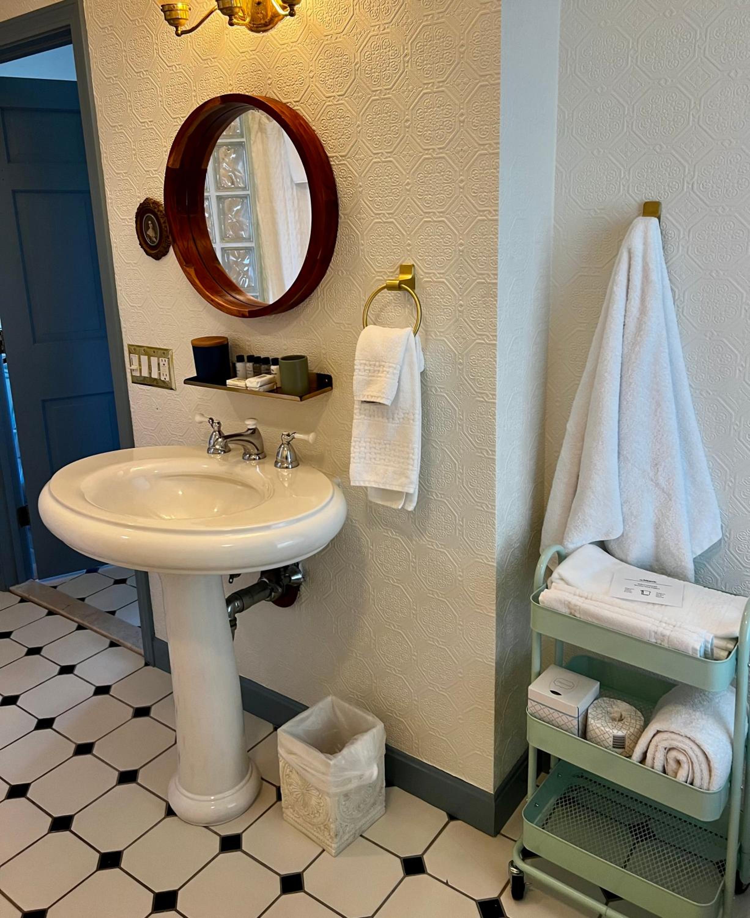 Suite with Balcony - Photo 9