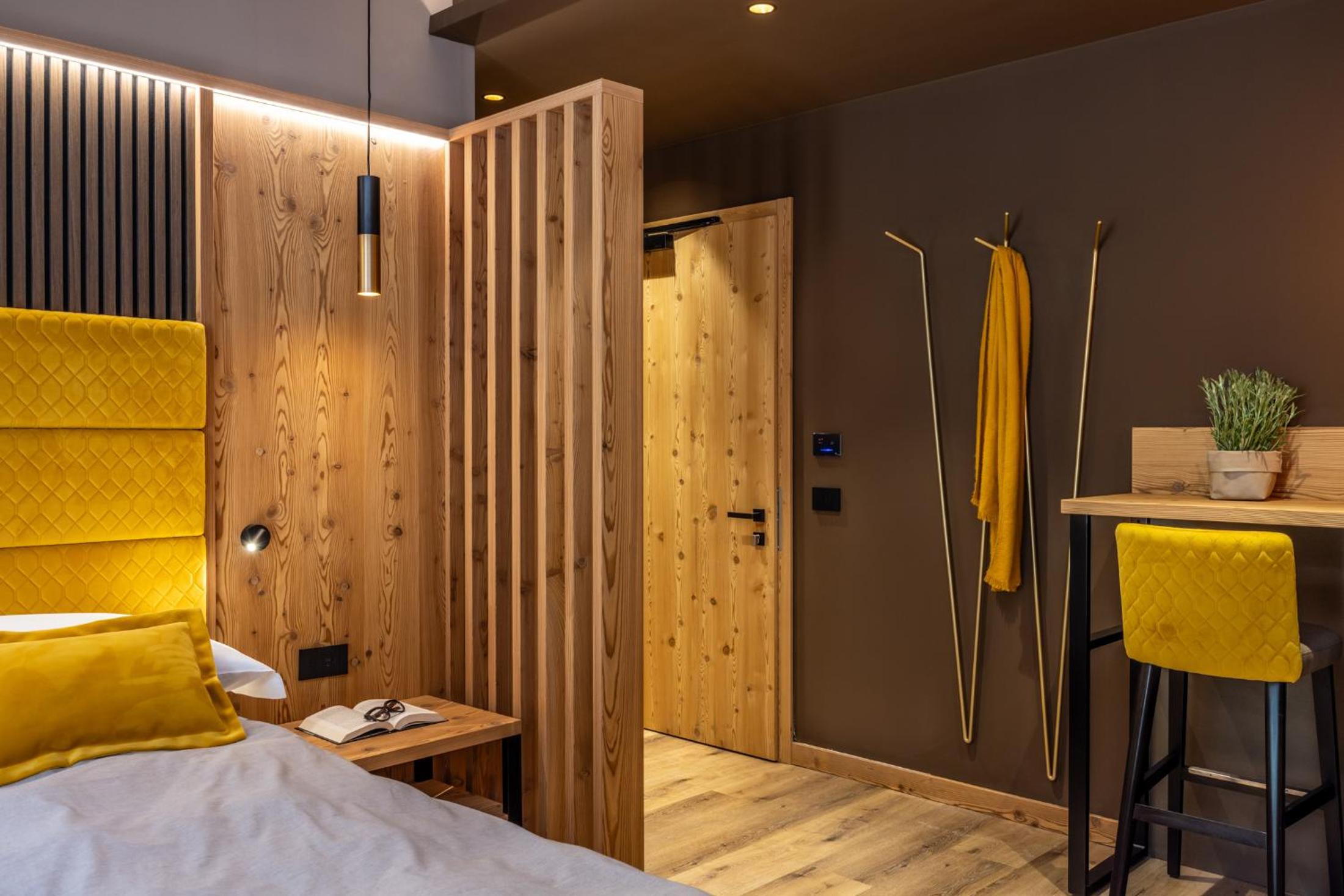 Deluxe King Room - Photo 7